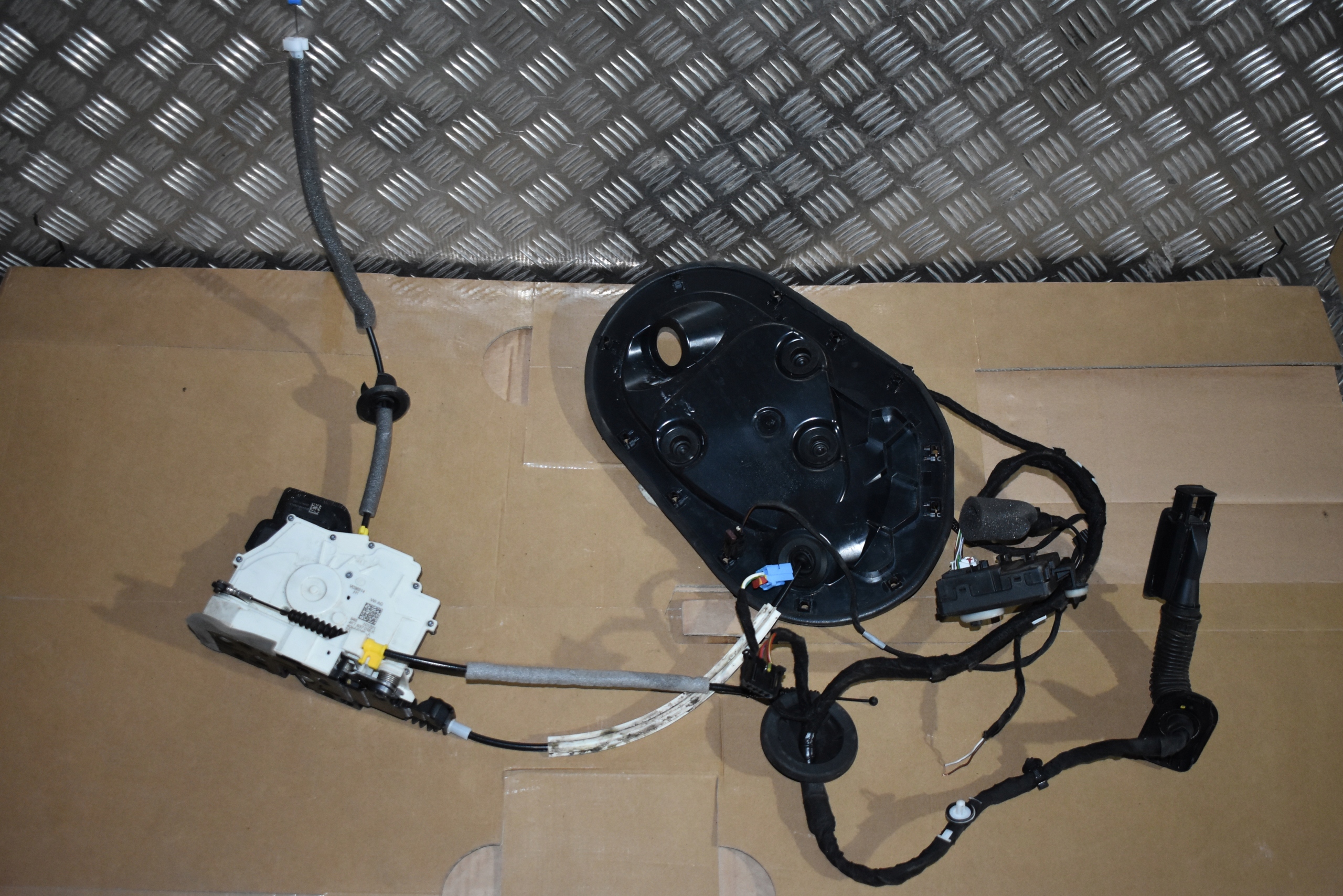 IDEALNY DOCIAG lock door front front right + module LAMBORGHINI URUS 1