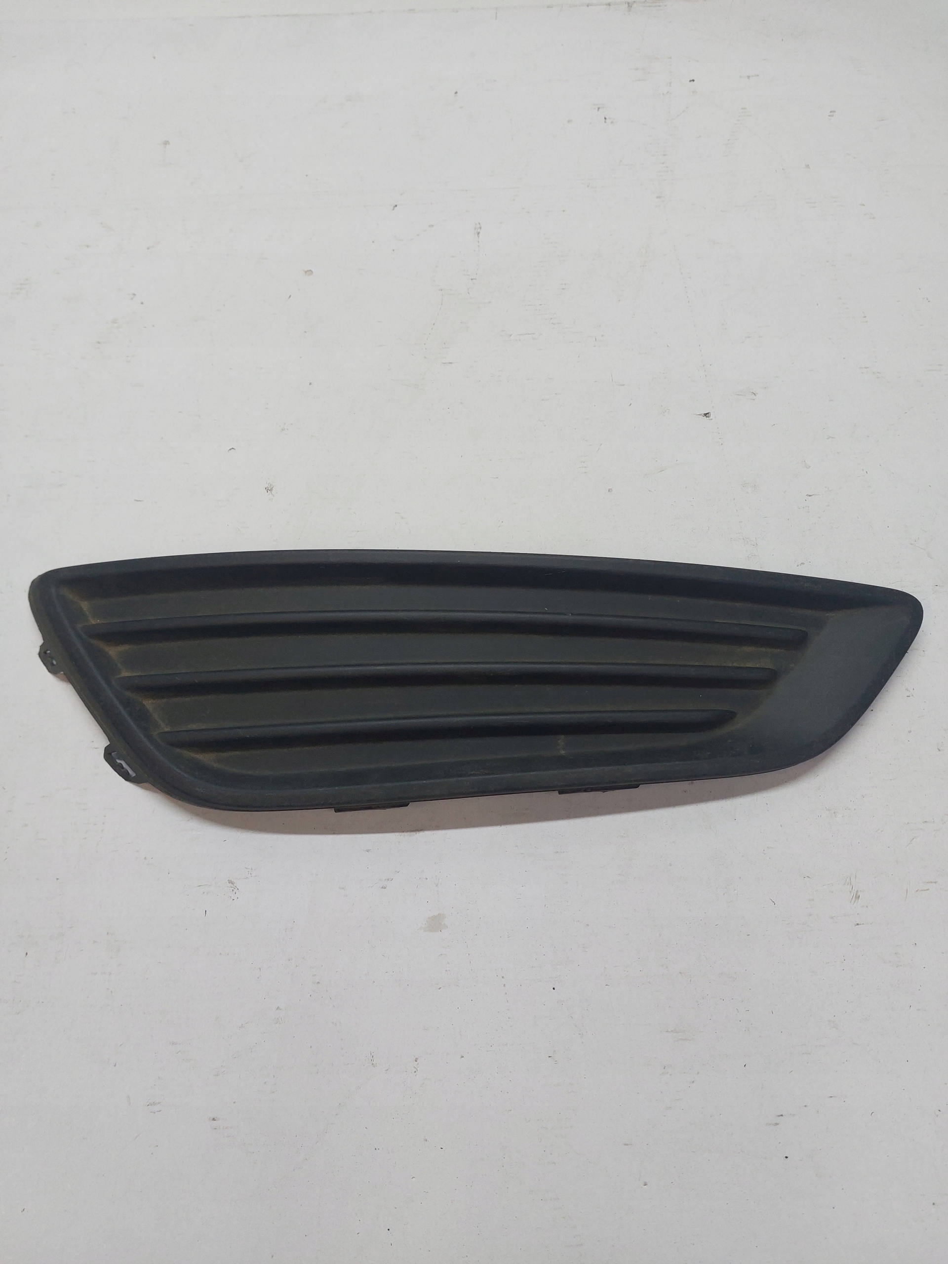 grid of a bumper right front FORD FOCUS III