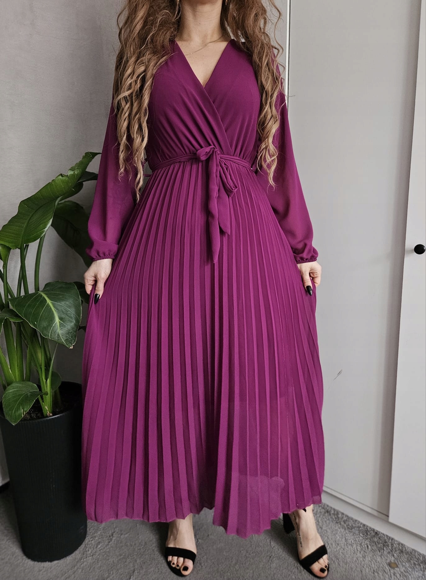 Włoska sukienka plisowana maxi Śliwkowa wiązana w talii