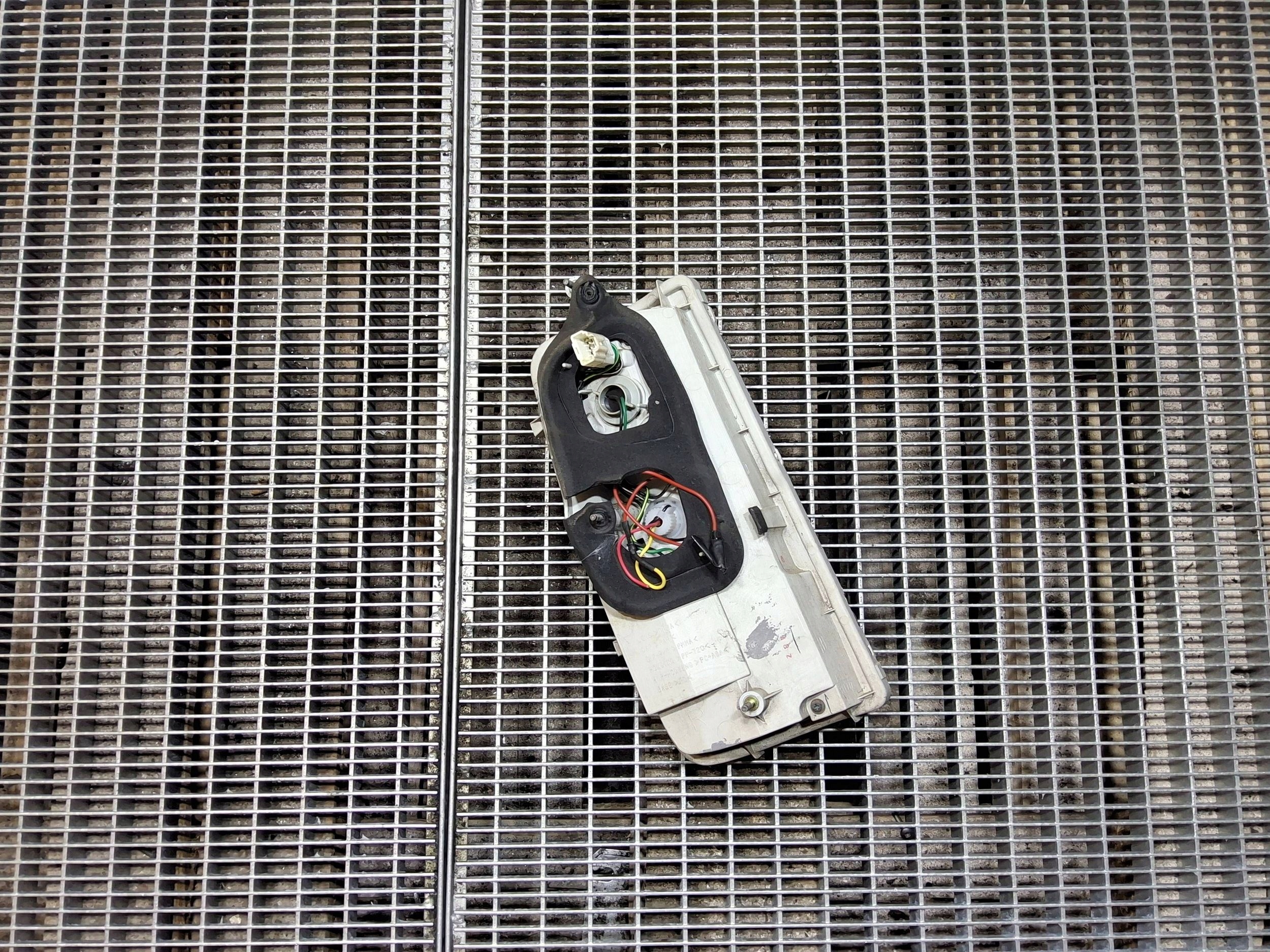 nissan ELGRAND 2004 задний правая сторона фонарь