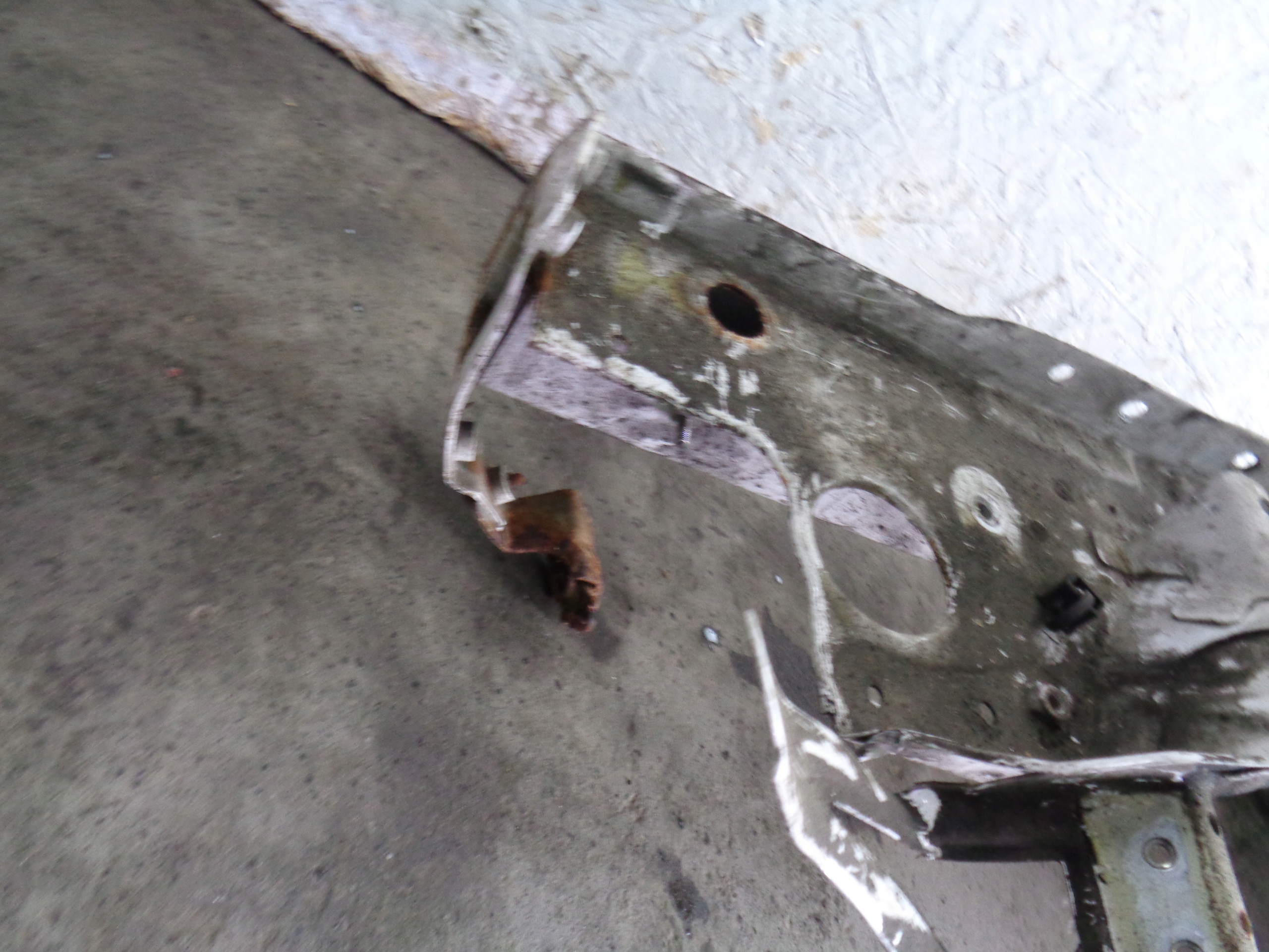 SKODA FABIA II 2 quarter front left threshold