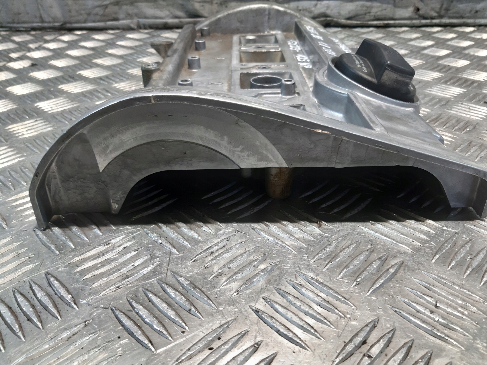 Abdeckung der Ventile DES MOTORS VW PASSAT B5 1.8 ADR 058103475G
