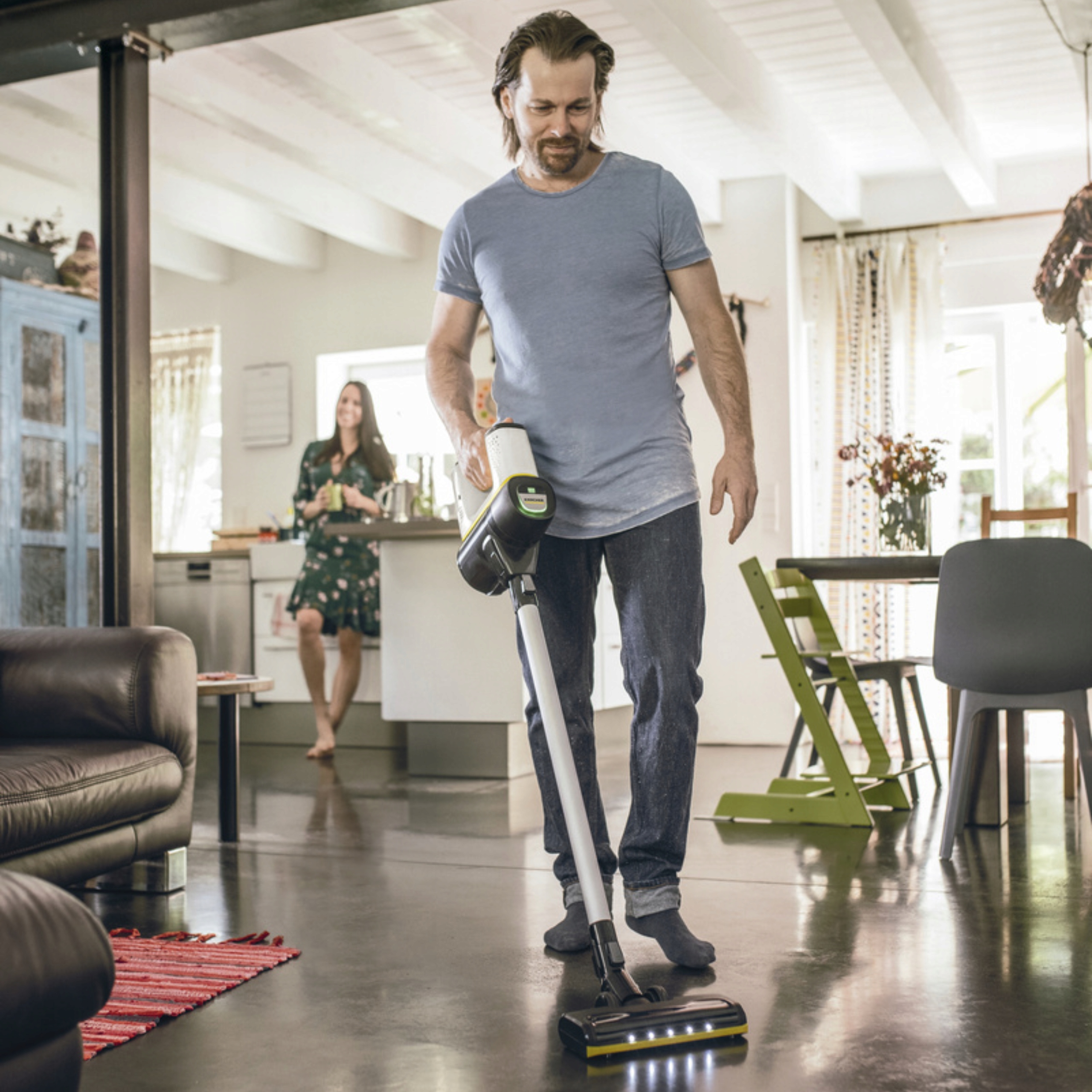 BEZPRZEWODOWY ODKURZACZ PIONOWY BEZWORKOWY LED Z AKUMULATOREM KARCHER VC 6 Czas ładowania 235 min