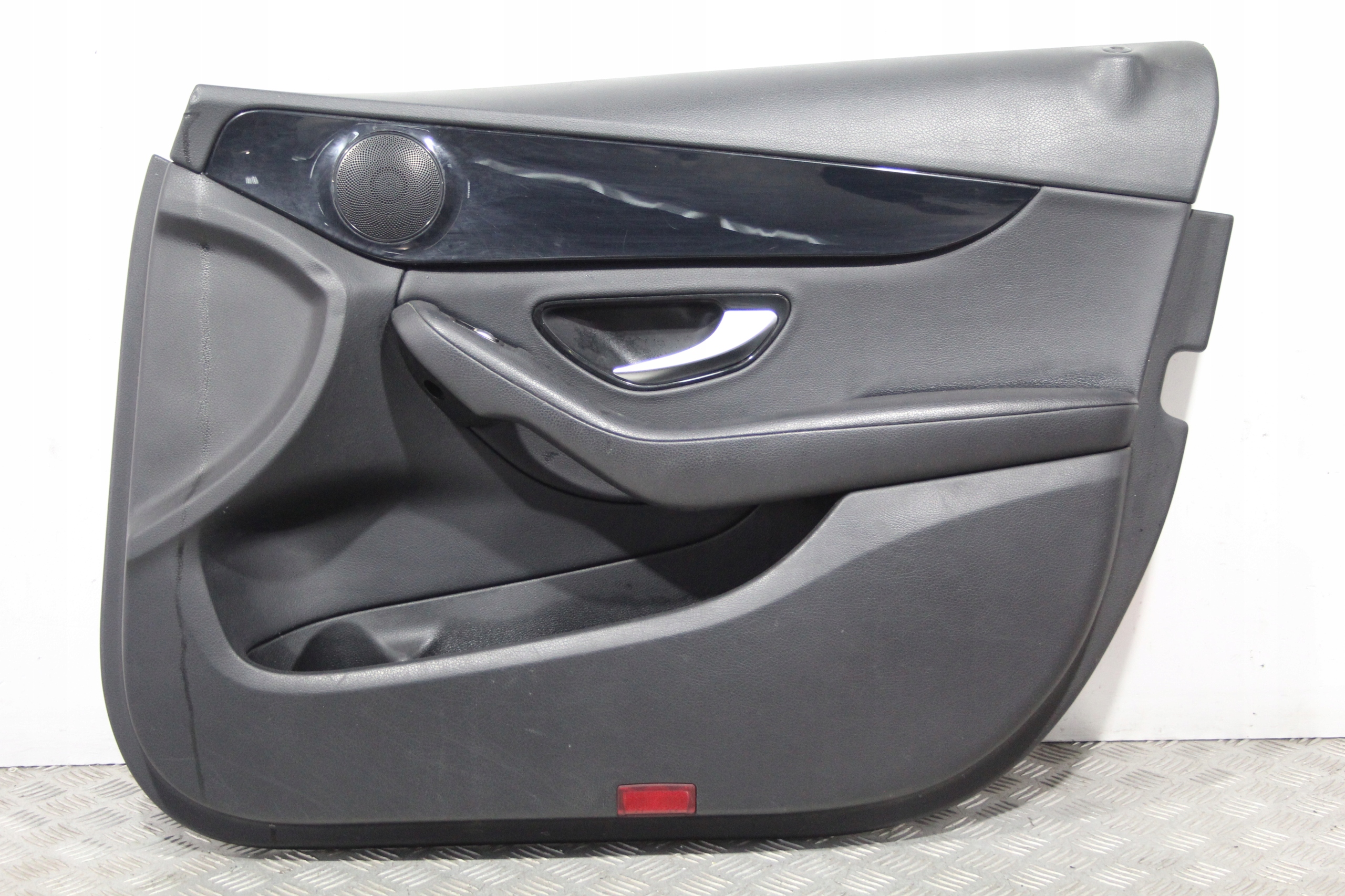 BOCZEK DRZWI PRAWY PRZÓD C-KLASA W205