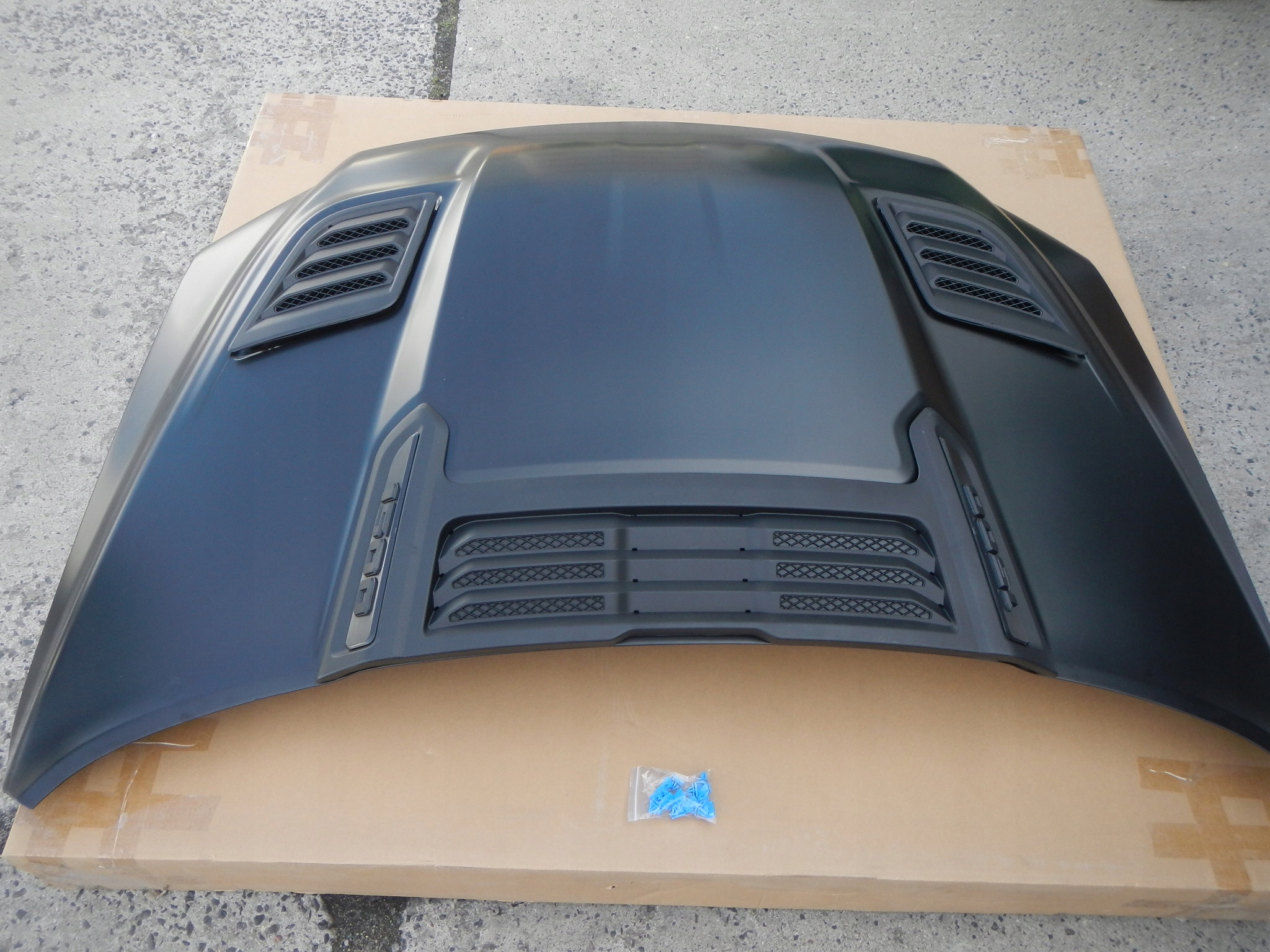 MASKA POKRYWA ALUMIN + WLOTY DODGE RAM SPORT 2019- Numer katalogowy części 68276297AB