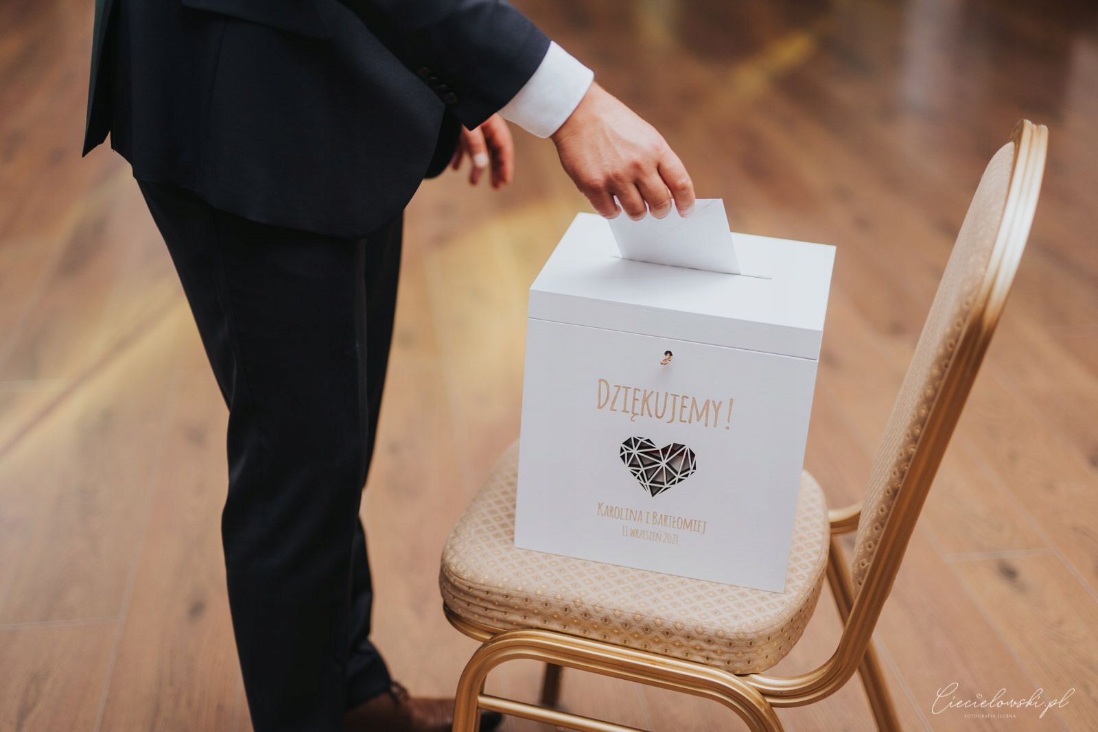 Drewniane PUDEŁKO SKRZYNKA na KOPERTY ślub GRAWER Wysokość produktu 23 cm