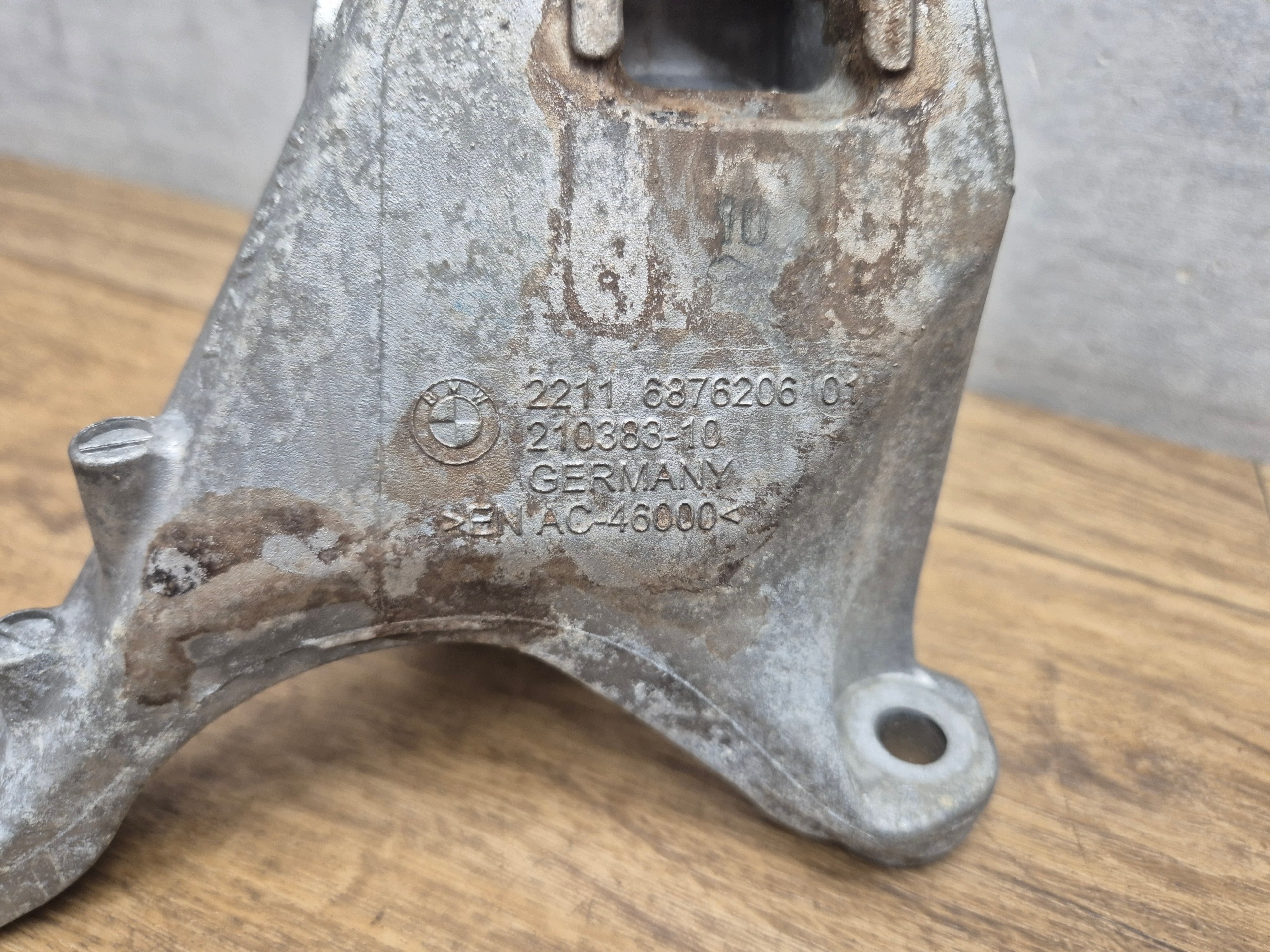 BMW G20 G21 G22 G23 2.0 right engine mount RWD console holder 6876206