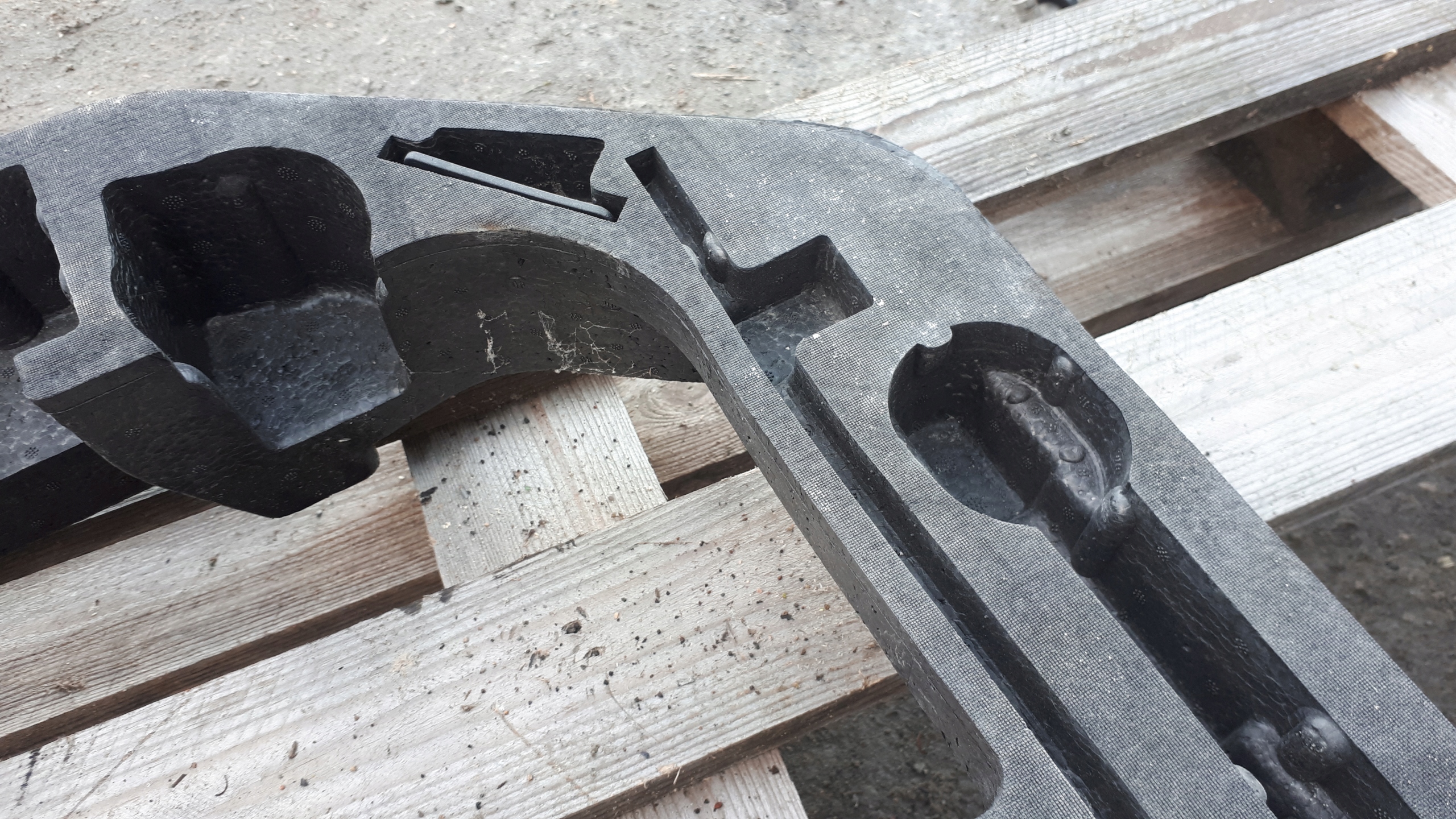 A4 B8 LIFT polystirene boot floor well 8T0012109