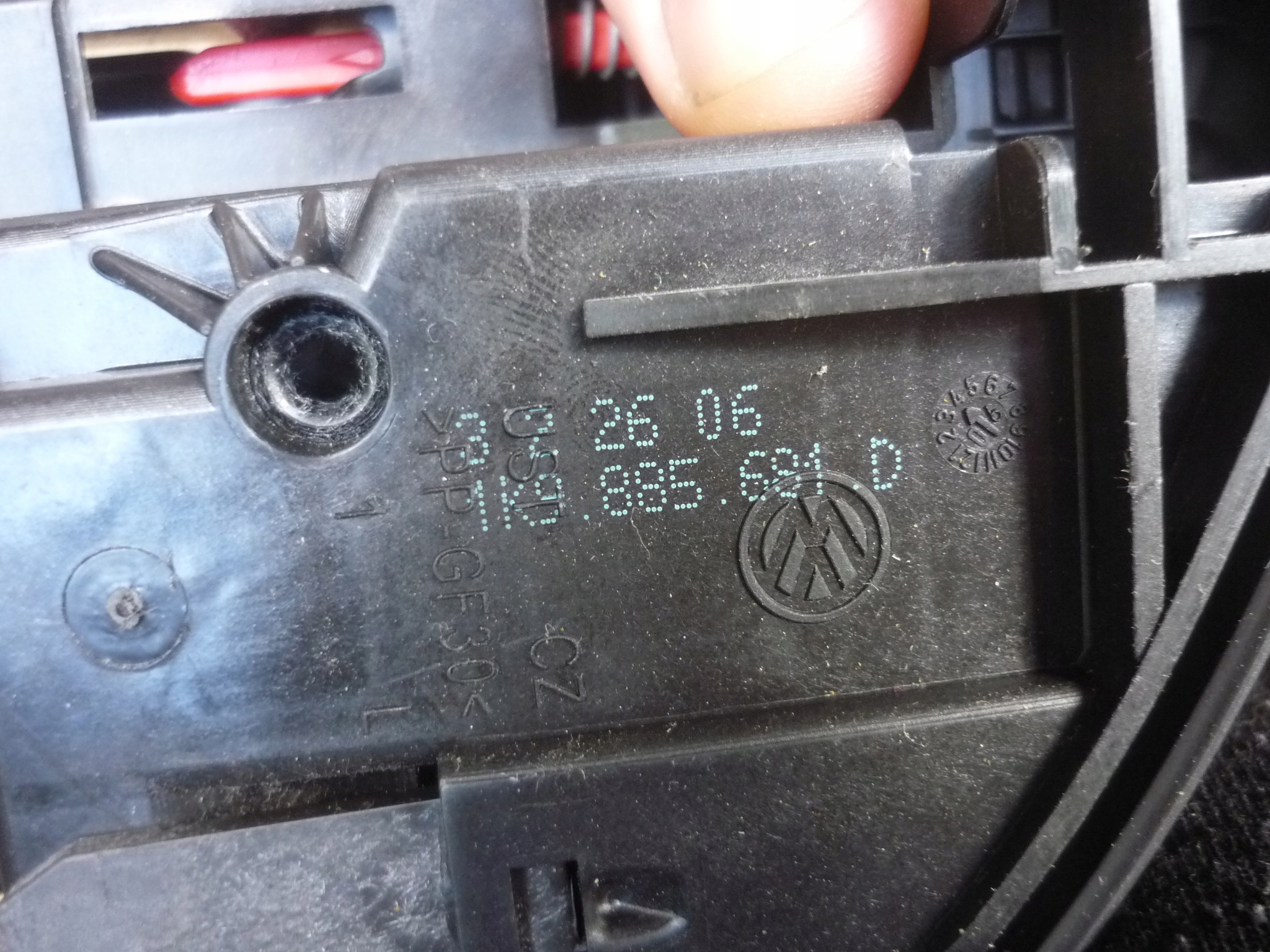 Замок спинки заднего сидения vw JETTA V Golf VI универсал 1K9885681D