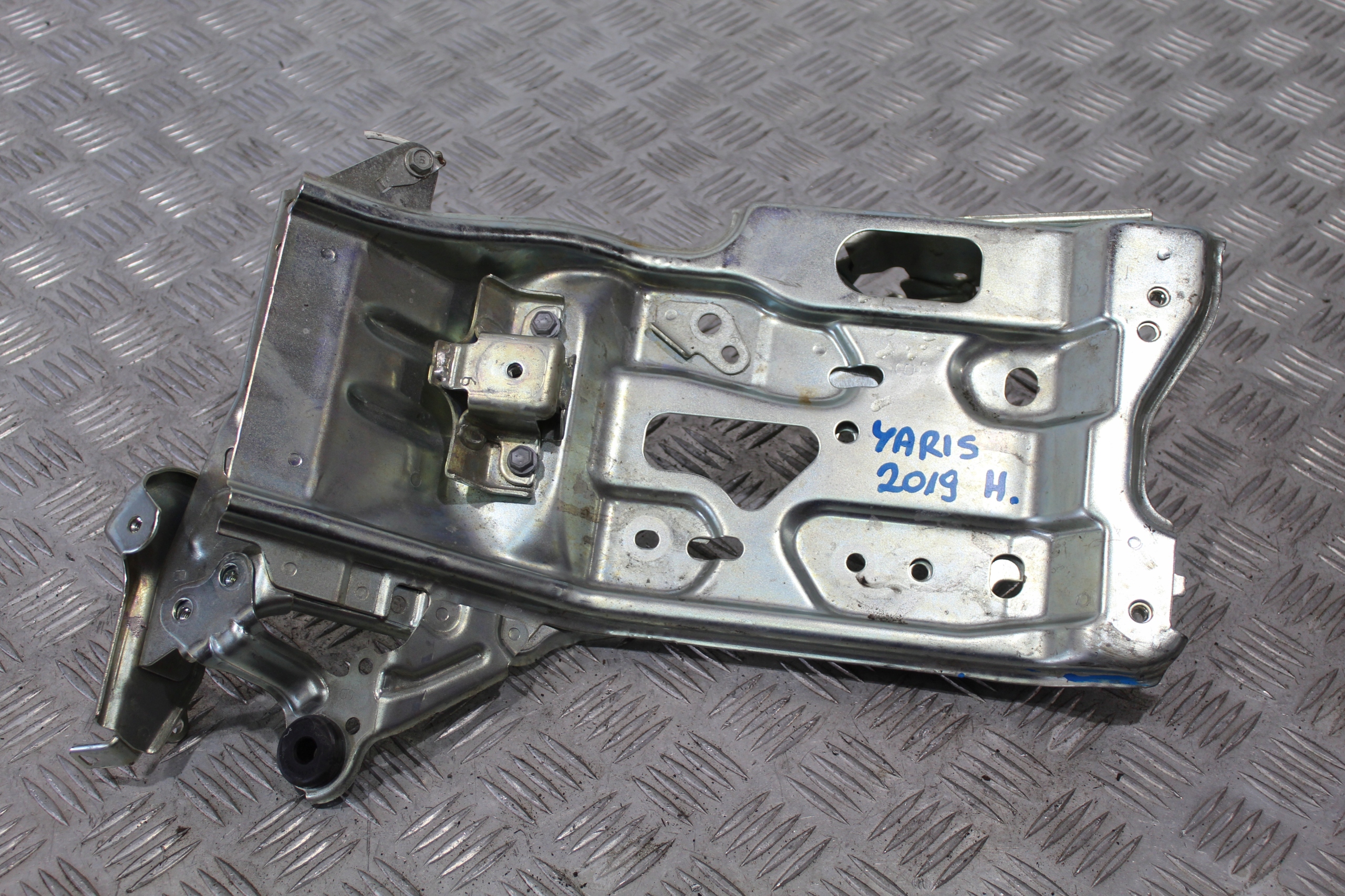 SUPPORT PORTE SUPPORT PLAQUE YARIS III 3 LIFT