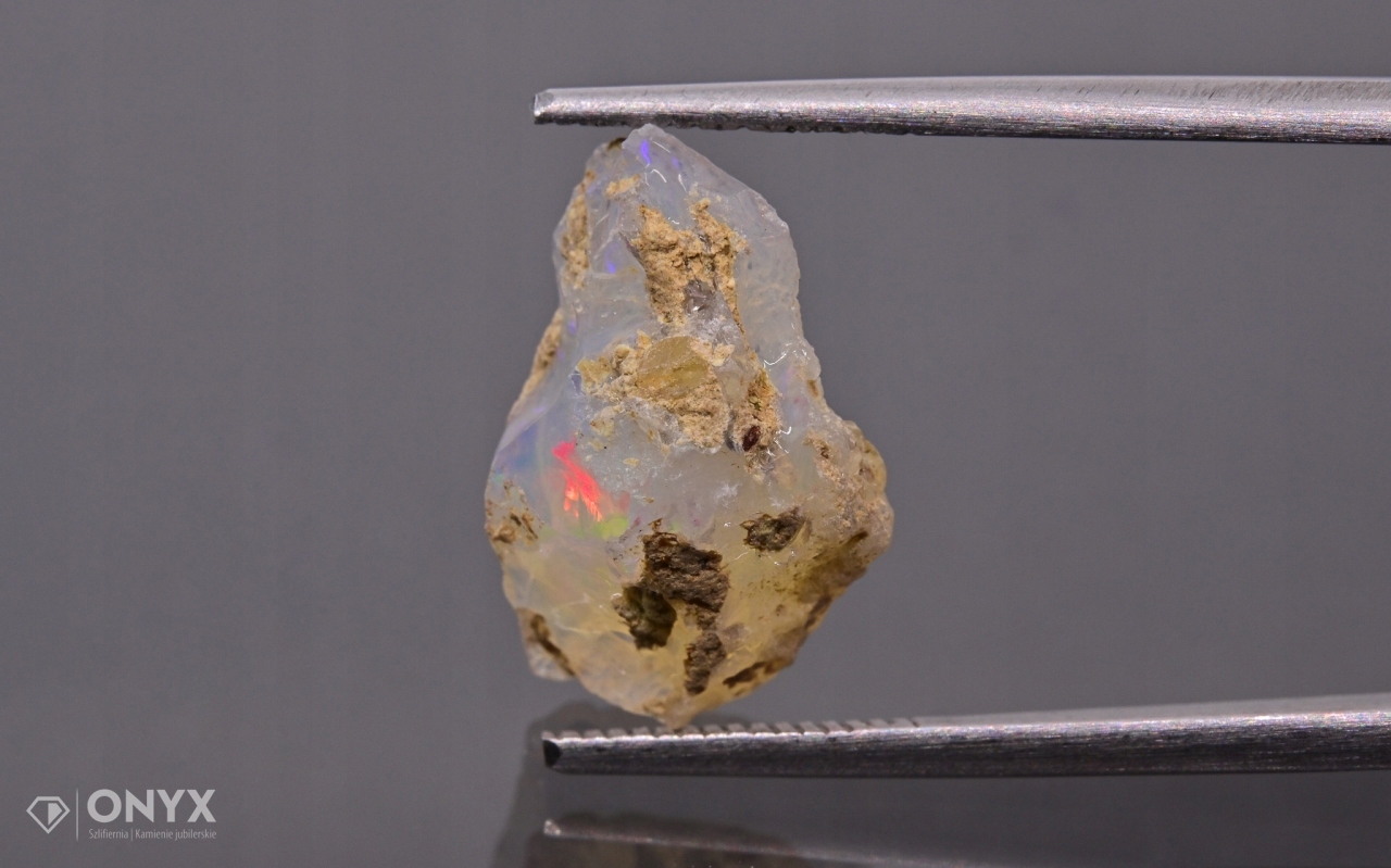 Opal z Etiopie hrudka 15x10,5 mm