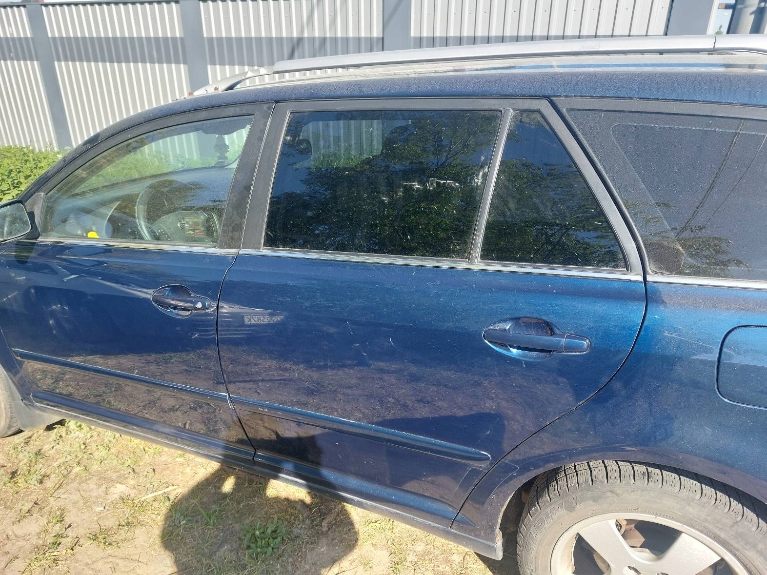 DRZWI KOMPLETNE LEWY TYŁ TOYOTA AVENSIS T25 8P4