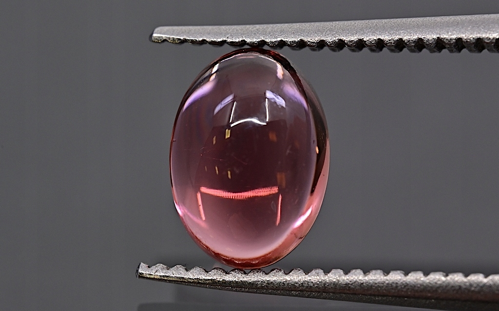 Turmalín kabošon ovál 7x5 mm