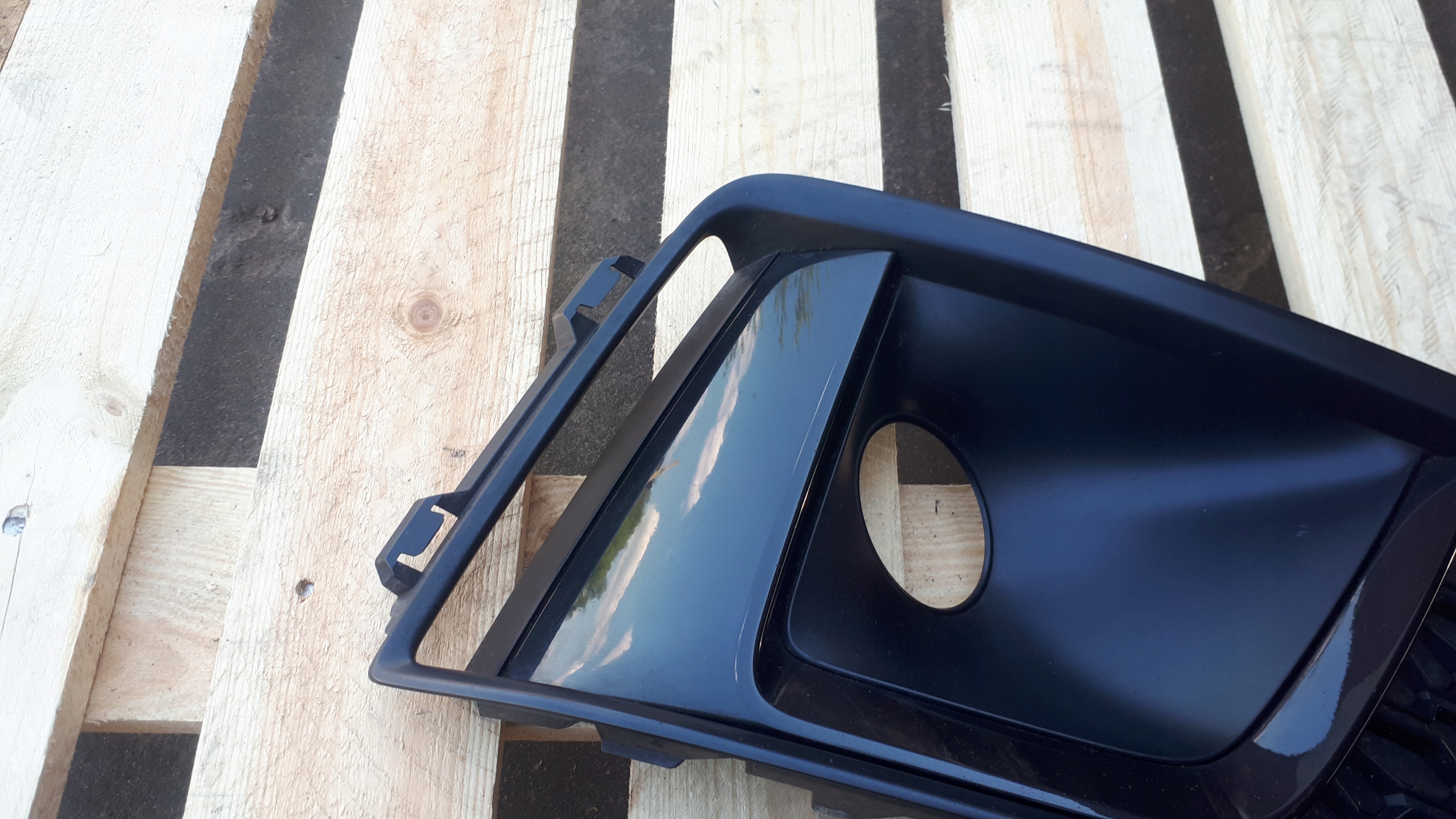 A4 B9 8W grid of a bumper right COMPETITION black