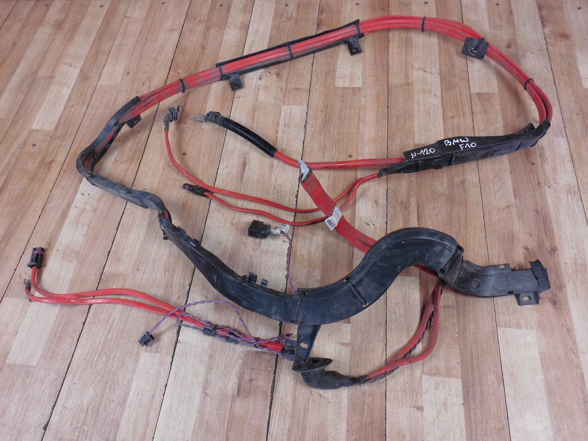 9150990 10304410 - BMW F10 положительный провод подпольного аккумулятора