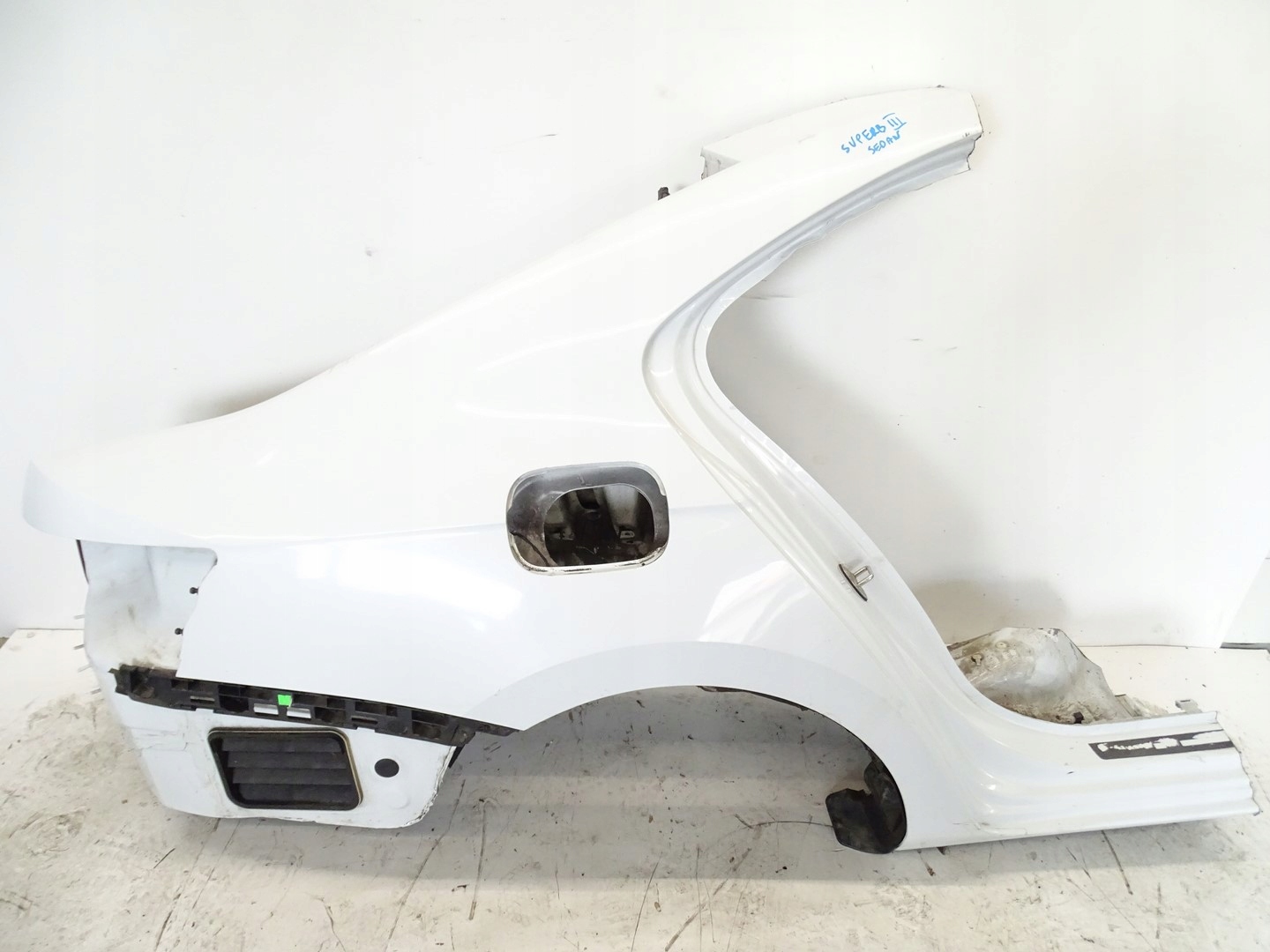 ЧЕТВЕРТЬ КРЫЛО ПРАВЫЙ ЗАД. ПРАВА ЗАДНЯЯ ПОРОГ SKODA SUPERB III СЕДАН