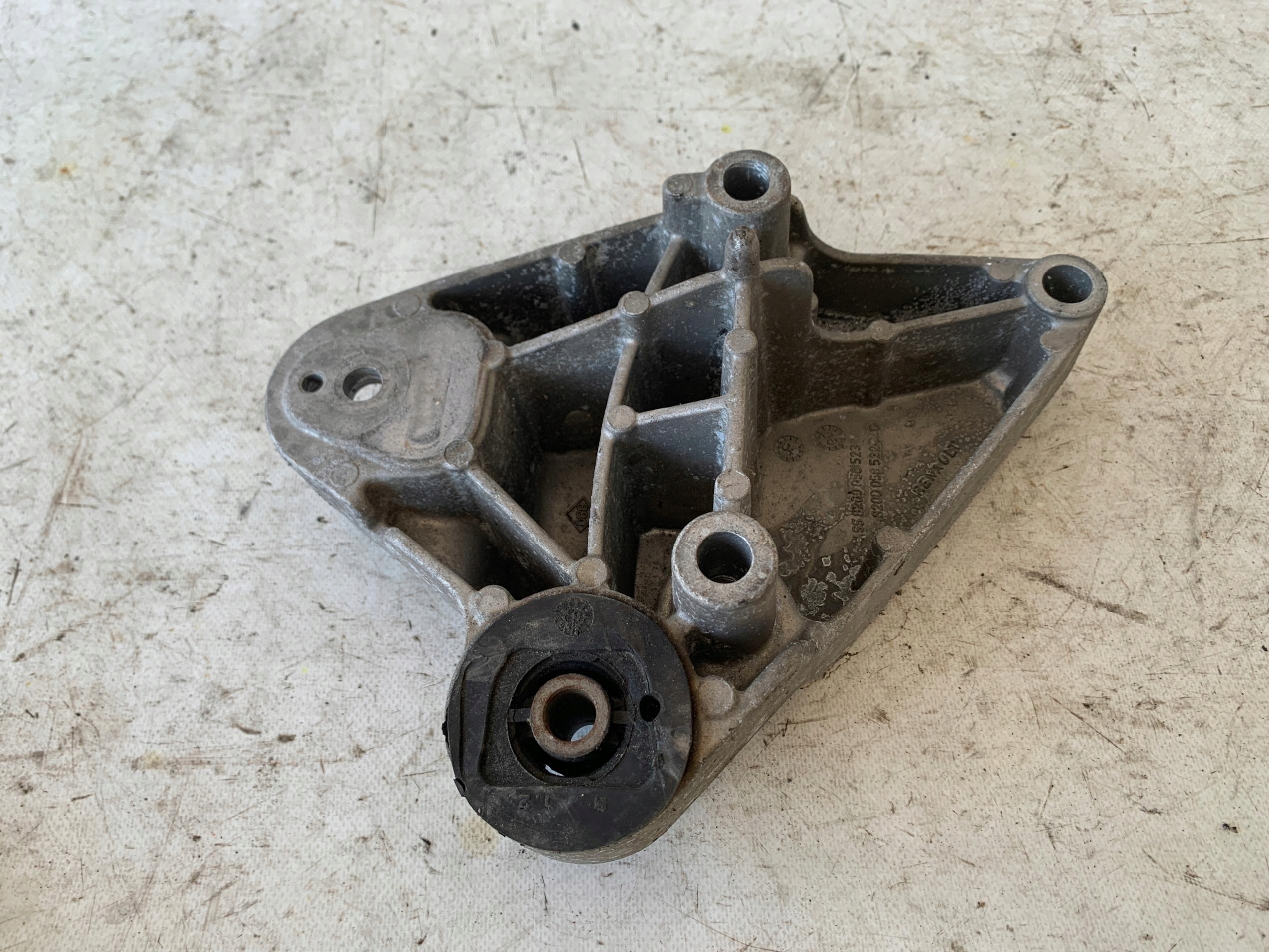 # console engine mount RENAULT 8200058523