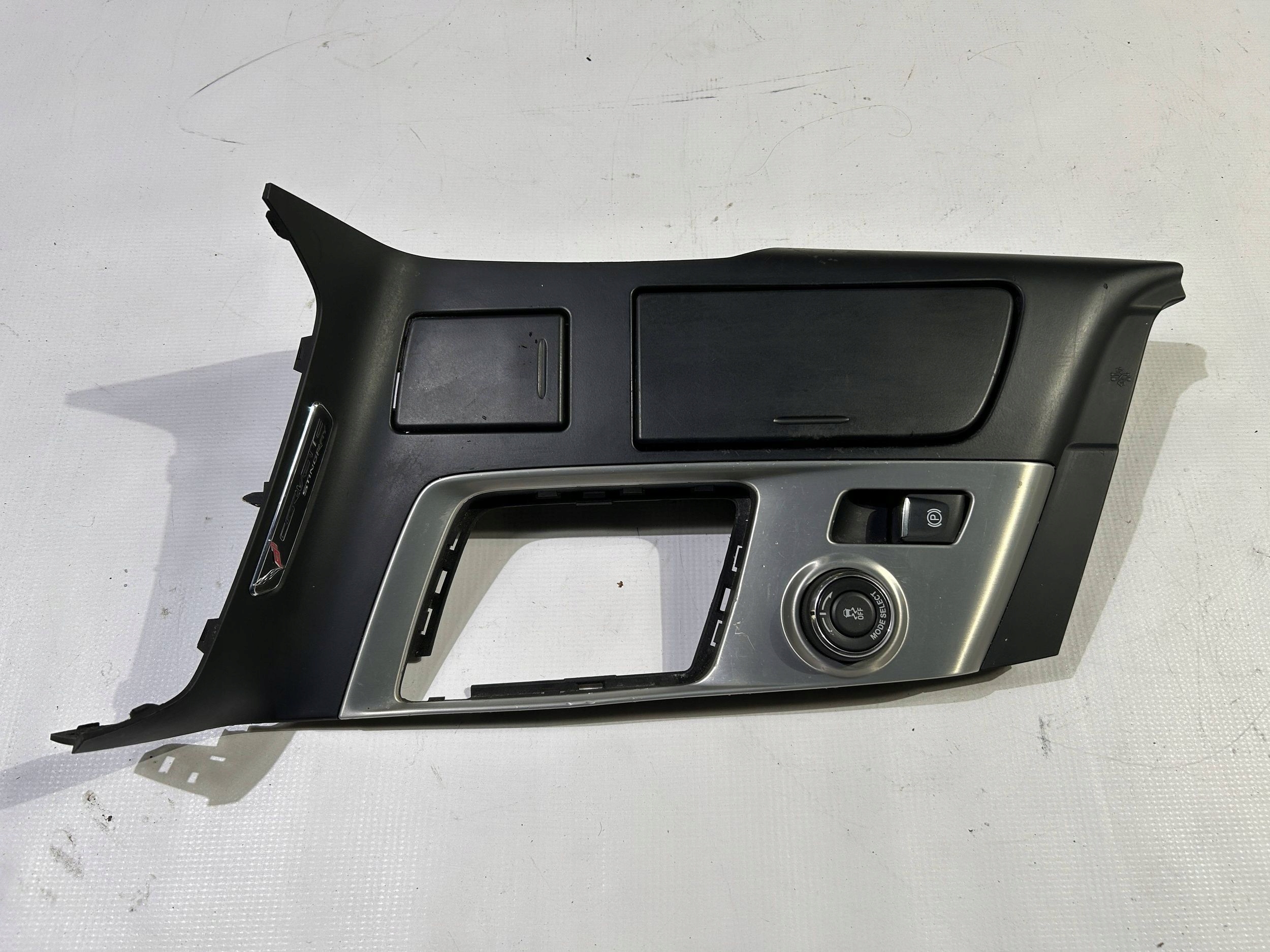 Tunel mitte cup holder dekor tunelu Chevrolet Corvette C7 2014r