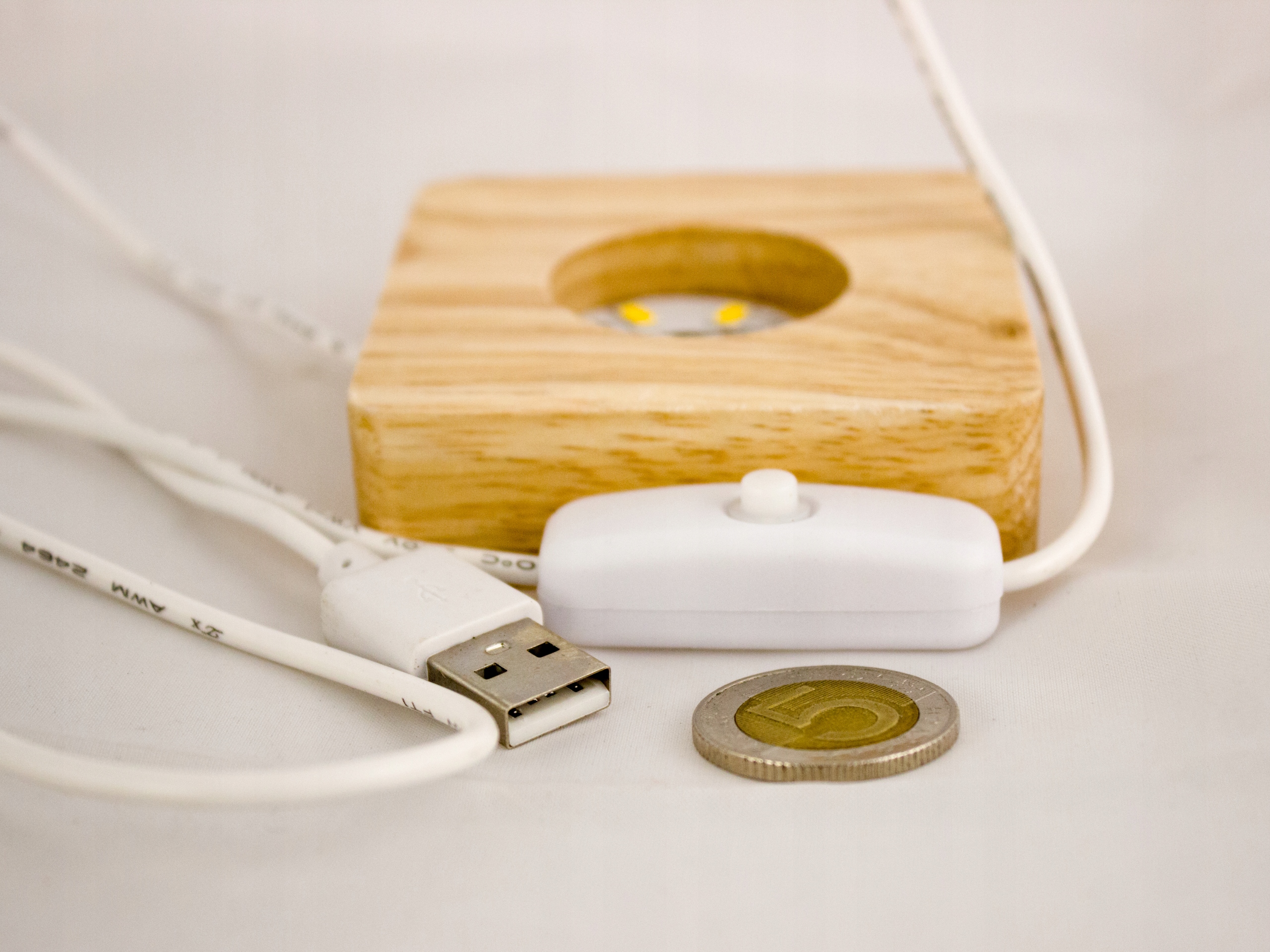 PODSTAWKA LED OŚWIETLI TWOJĄ FIGURKĘ PIRAMIDKĘ FENG SHUI PODŚWIETLENIE 7 cm Stan opakowania oryginalne