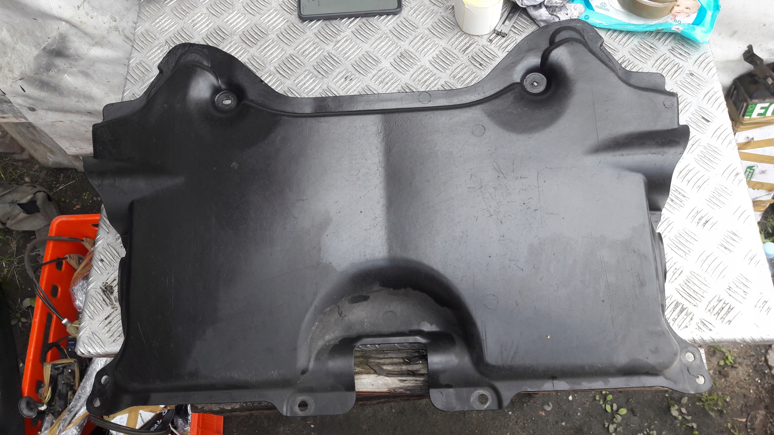 MERCEDES W204 3.0 CDI motor cover lower