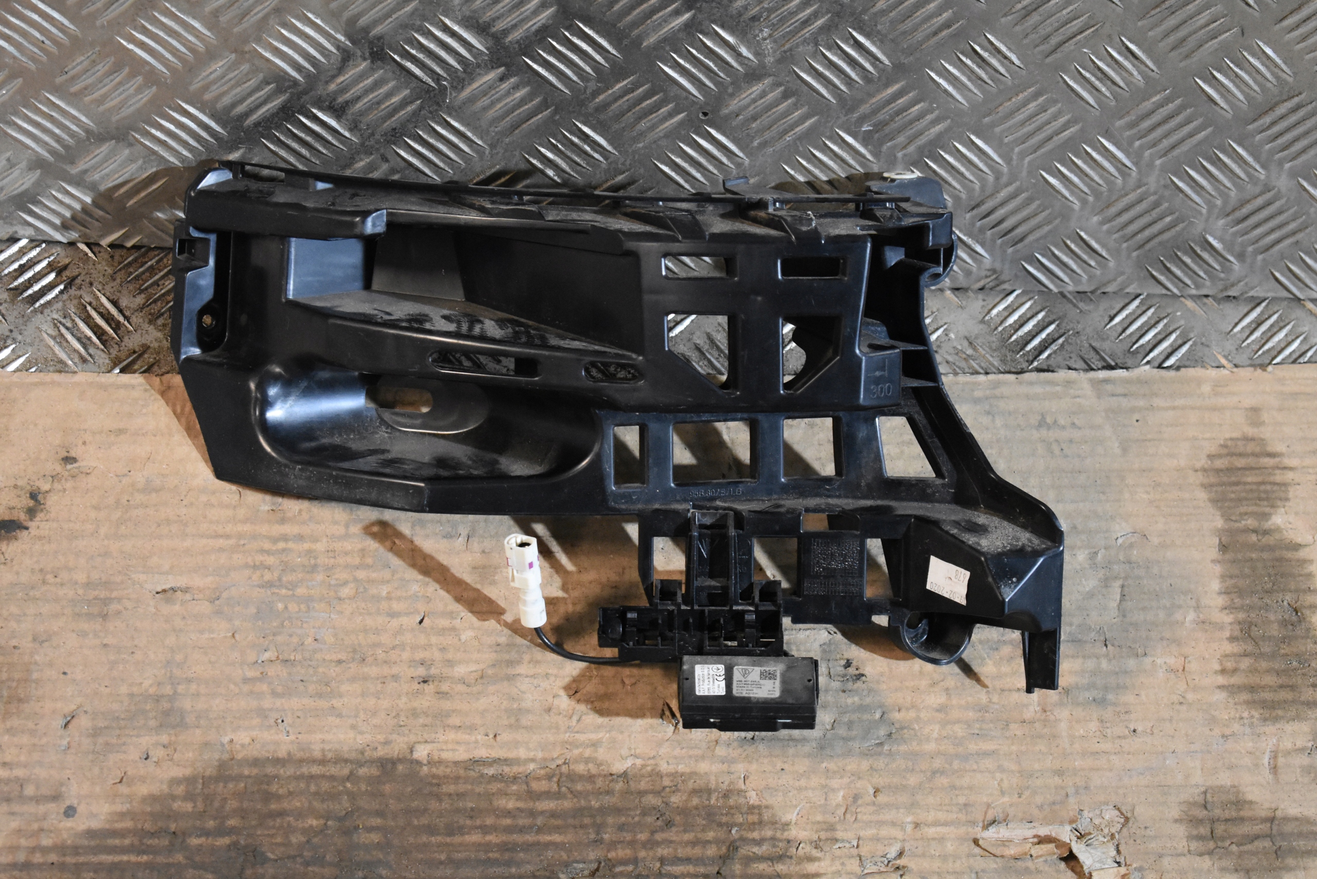 IDEALNY bumper bracket rear left PORSCHE MACAN 1