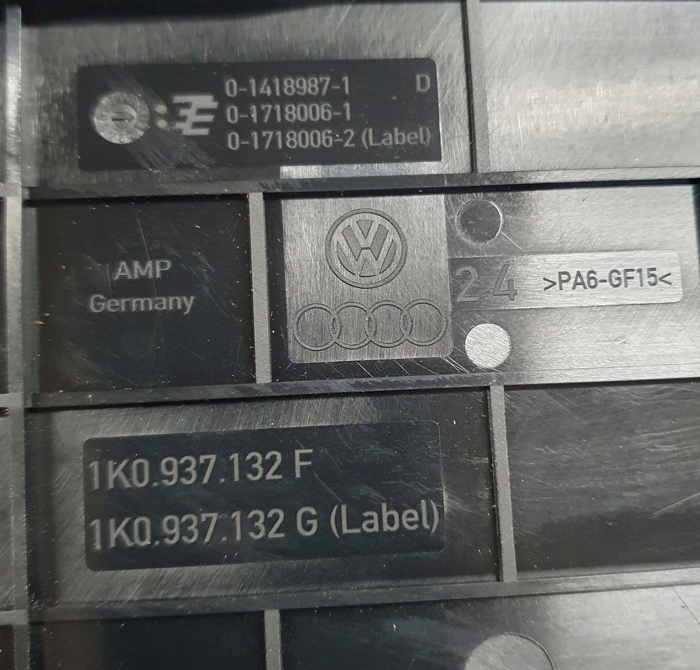 крышка коробки предохранителей Audi OE 1K0937132F