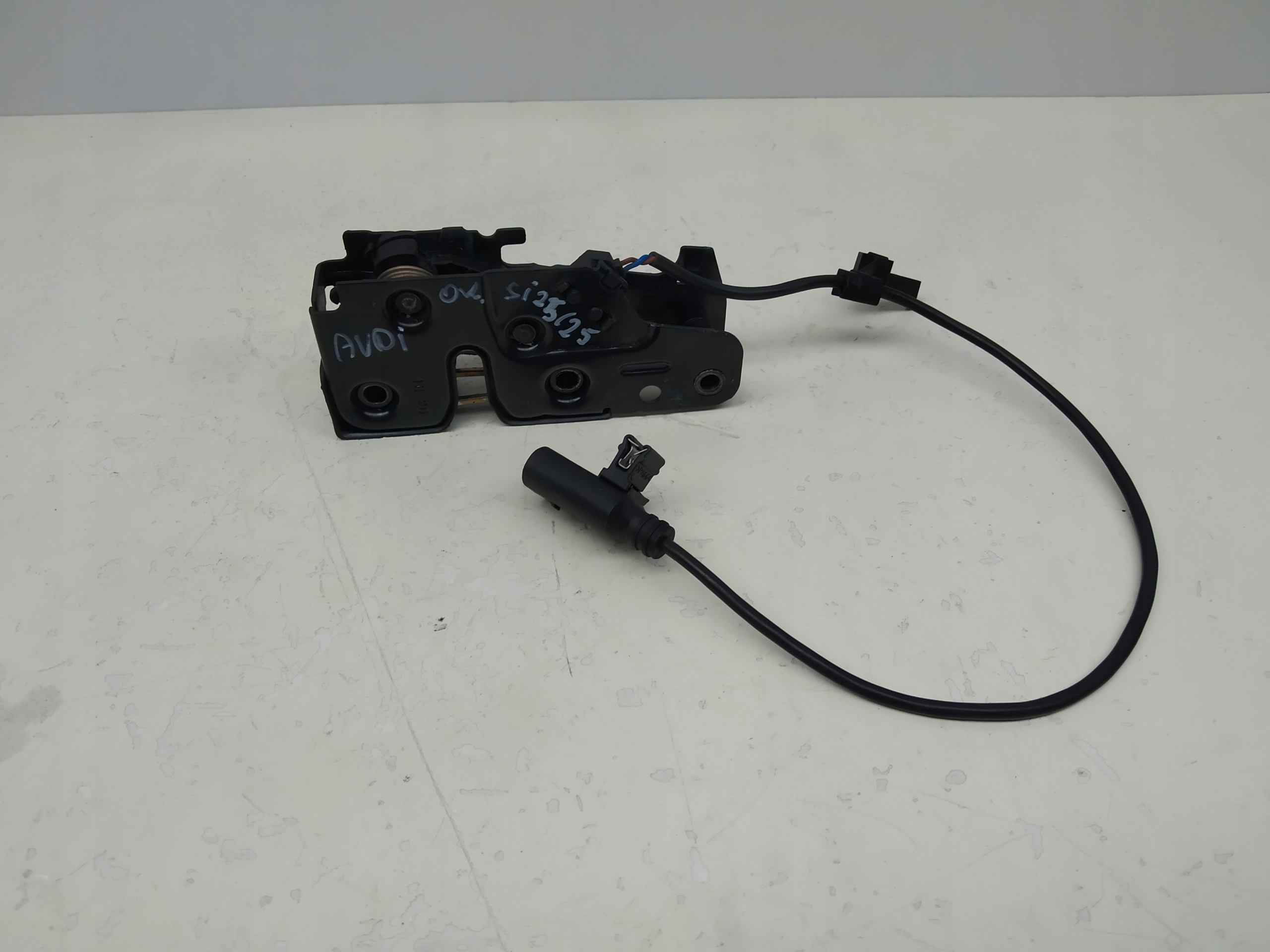 Audi A4 B8 A5 8T Q5 bonnet latch lock front sensor OE 8K0823509G original