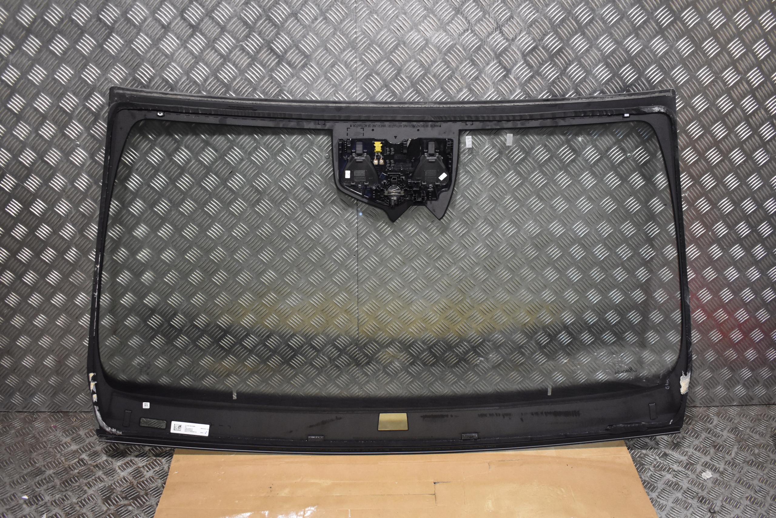 IDEALNA window iron front MERCEDES W214 KAMERA HEADUP 23R. 1