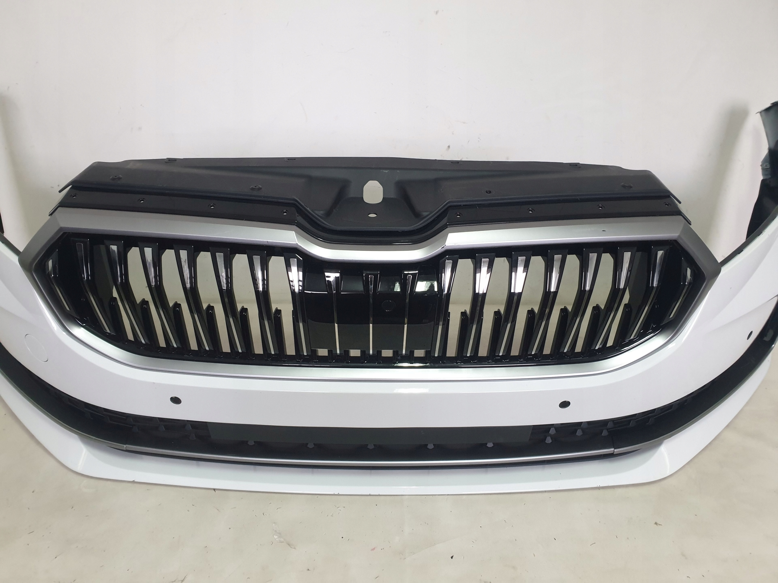 SKODA SUPERB IV 3P0 23-> bumper front front 4 x PDC cover 3P0807221