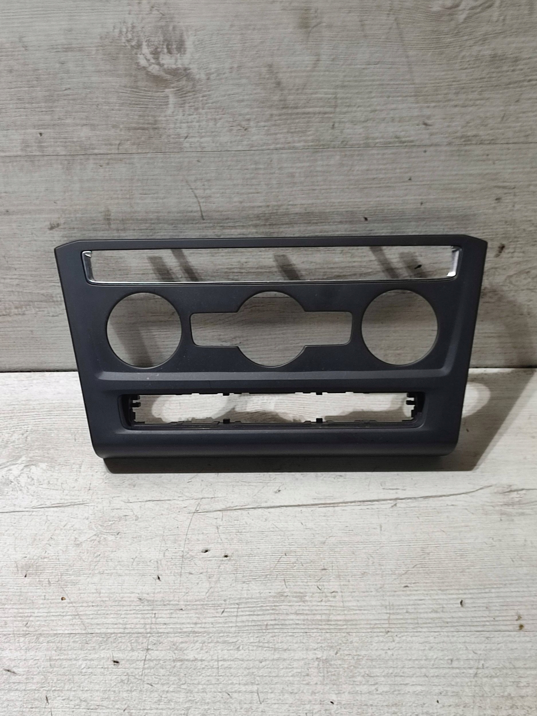 Volkswagen Touran III 20r 5TA panel central