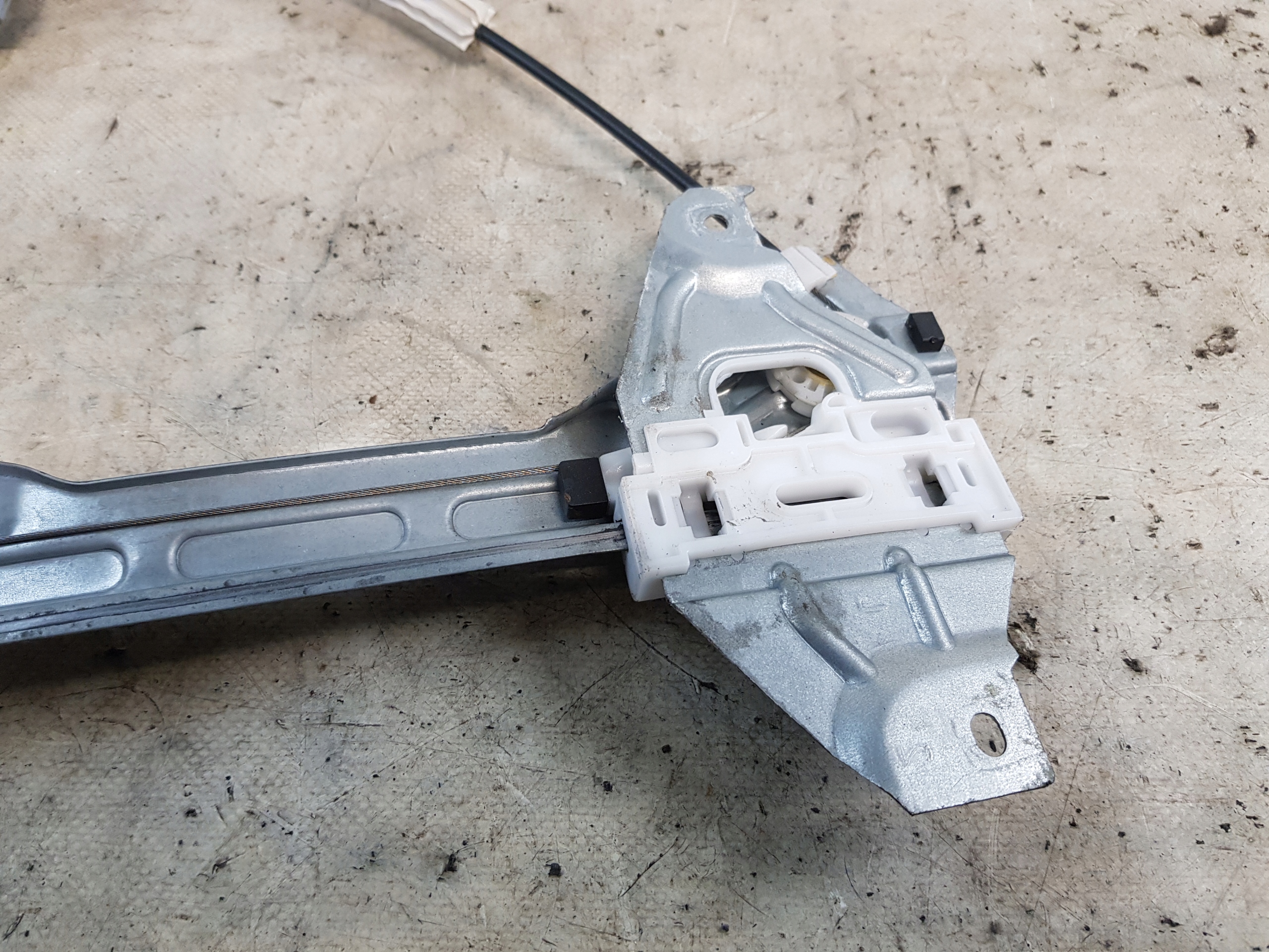 window regulator left front Peugeot 301 OE 9677416980