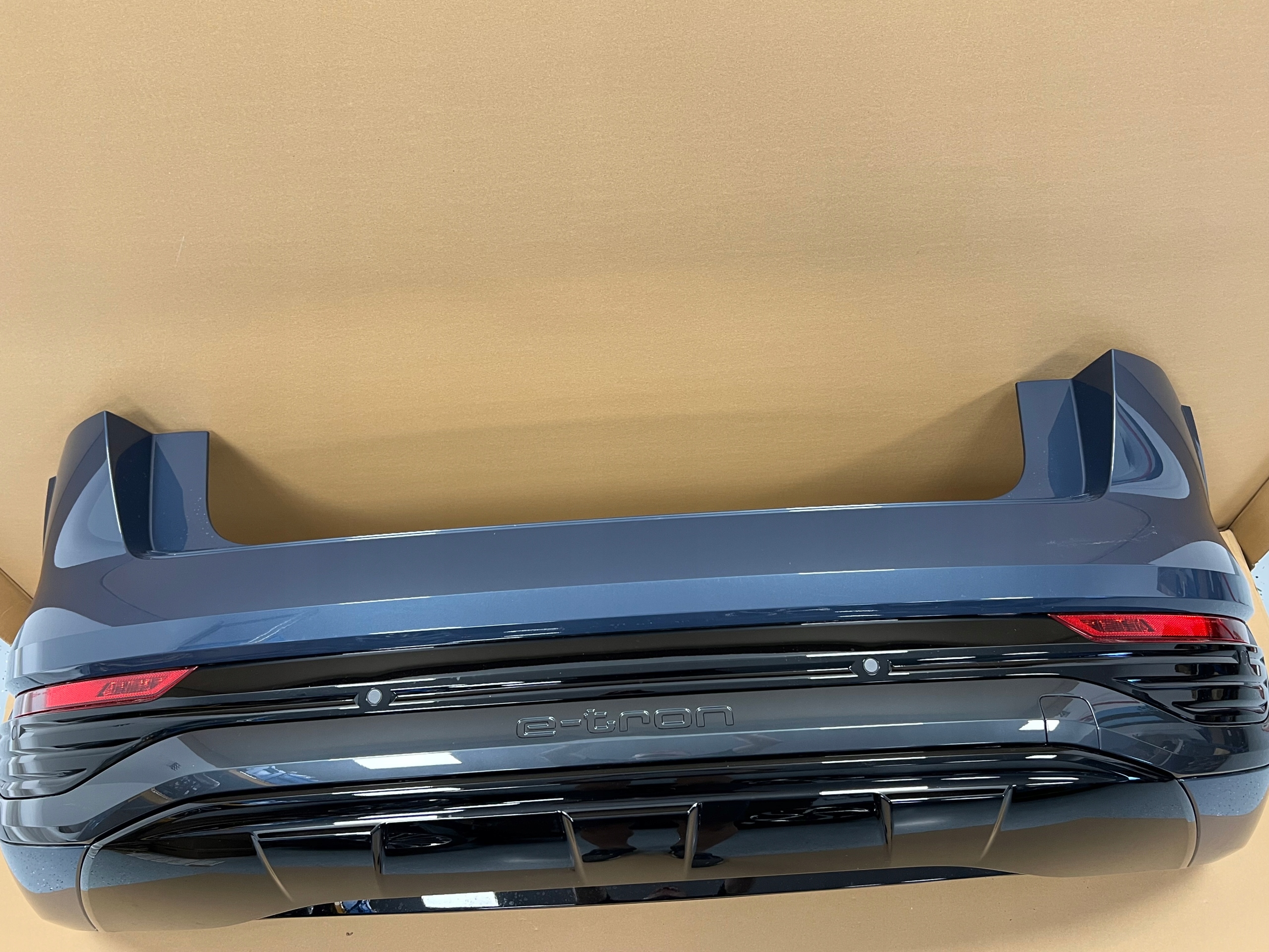 AUDI E-TRON Q8 ZDERZAK TYŁ 6xPDC LZ5Y SPORTBACK Strona zabudowy tył