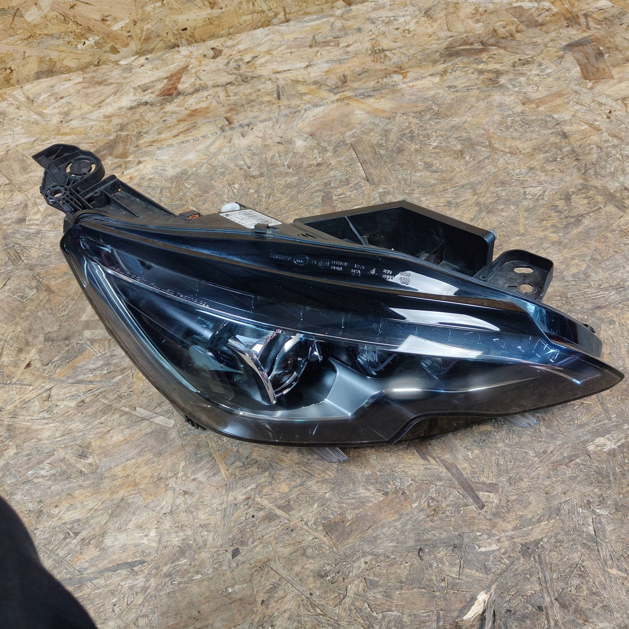 Reflektor front side right Peugeot 308 t9 full LED 9677832380