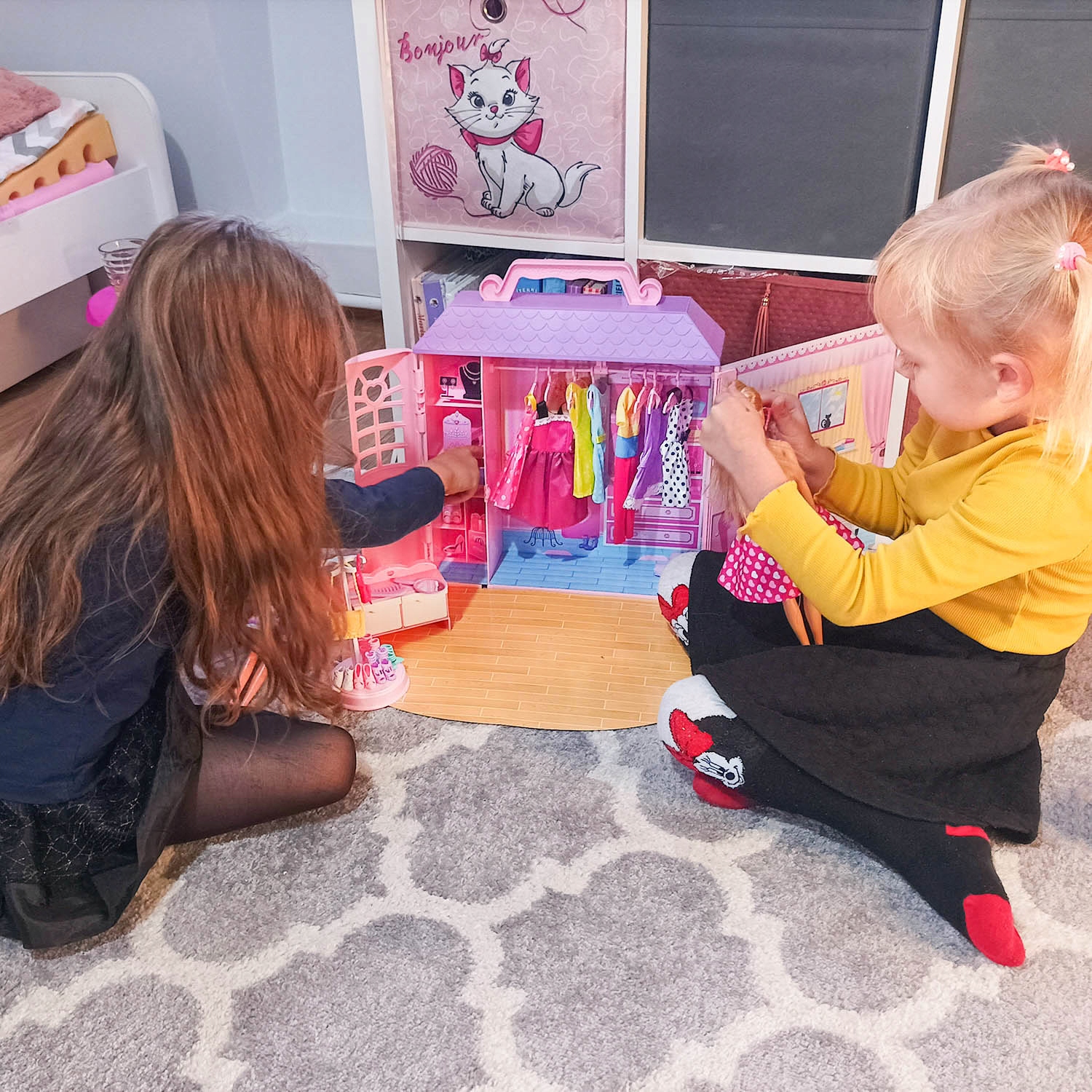 Domek dla Lalek Sukienki Garderoba + Lalka Gratis Marka Iso Trade