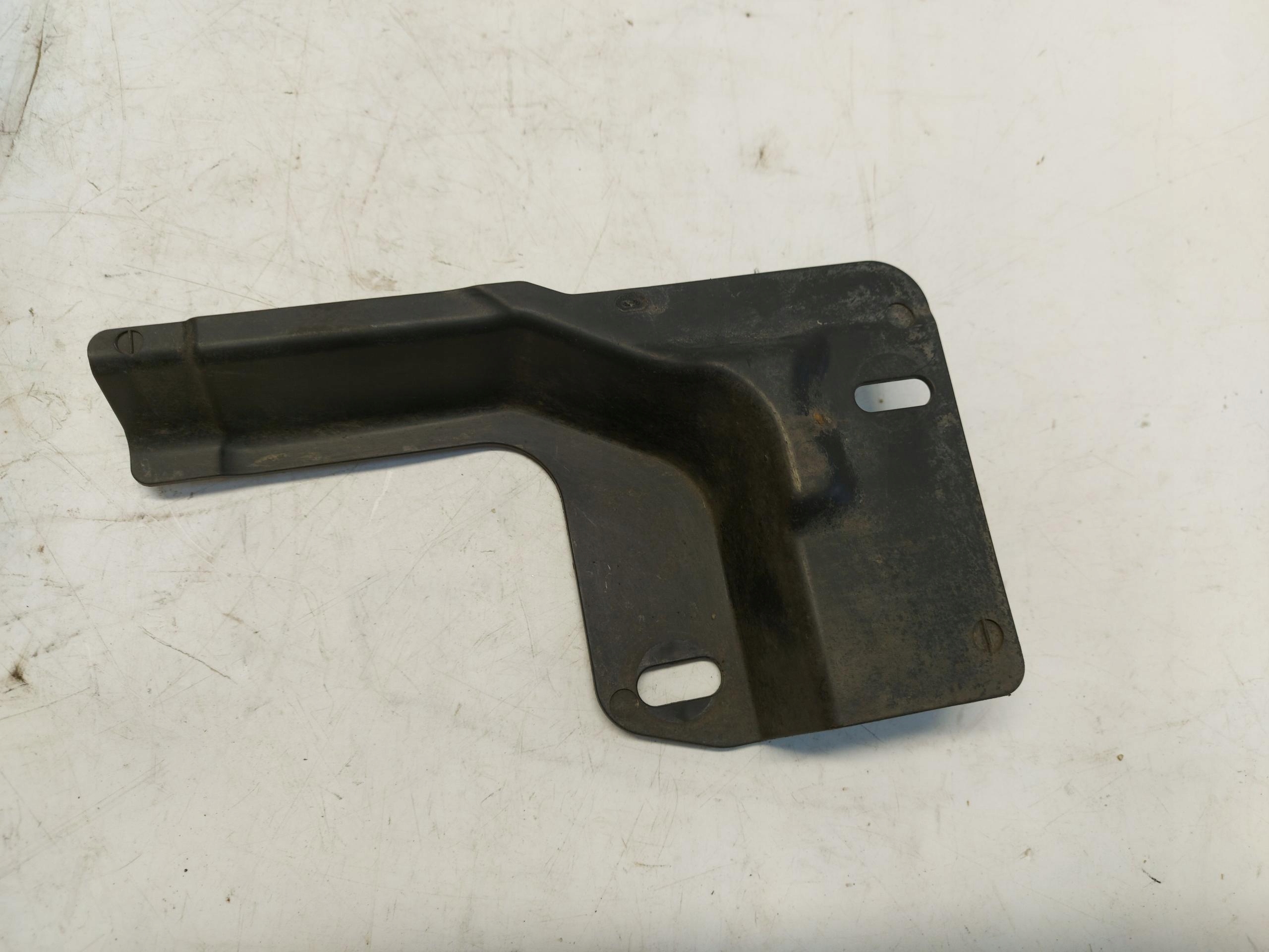 BMW 5 G60 cover chassis front right 5A018C8