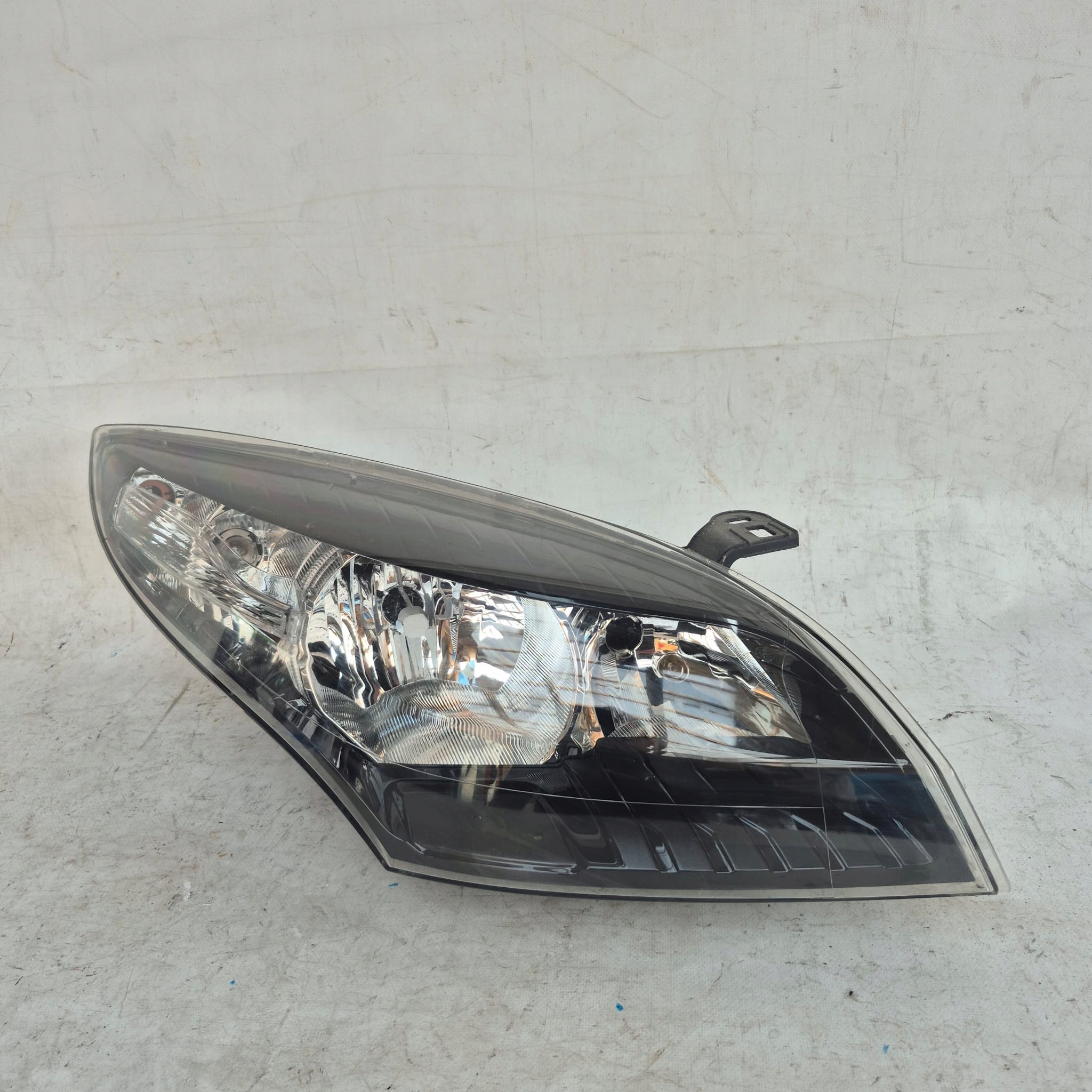 RENAULT MEGANE III 08- light right front front CIEMNA 260103187R