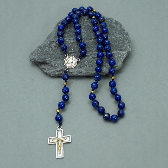 Tradiční, ručně vyráběný, tmavě modrý růženec s lapis lazuli, stříbro 925