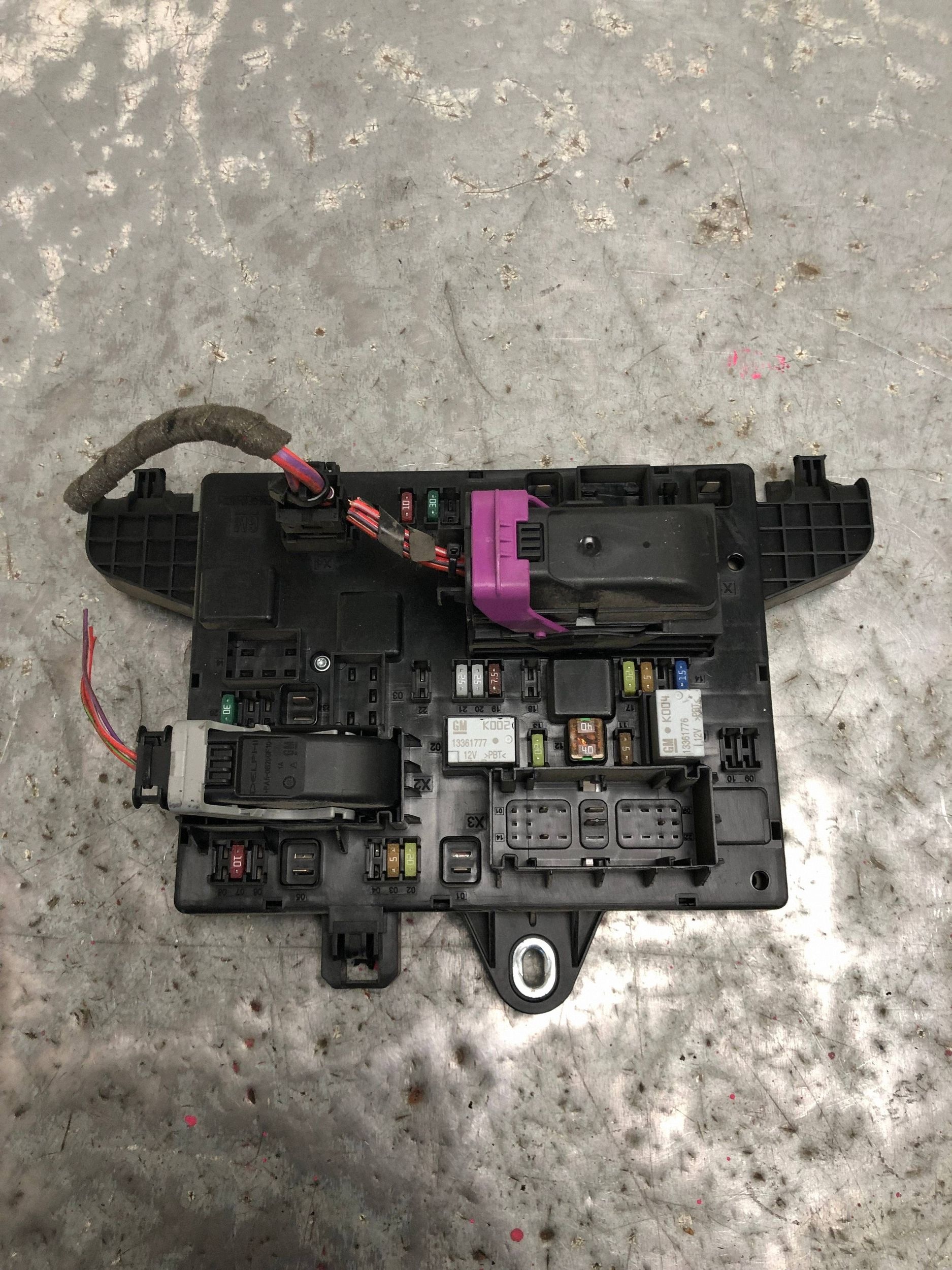 Module Module fusibles OPEL ASTRA J 13368652