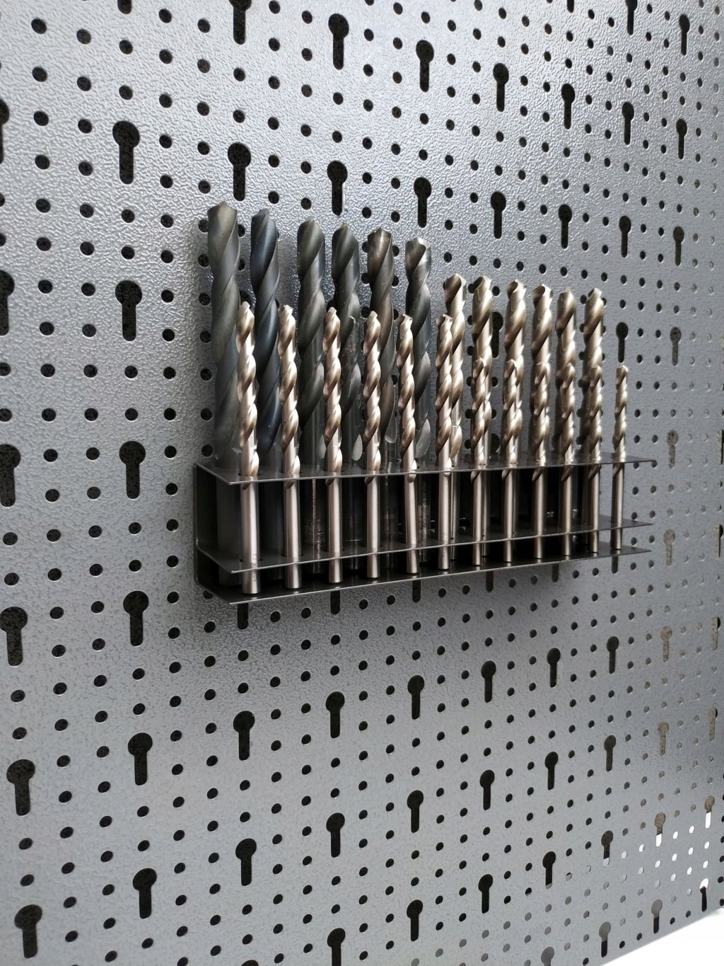 ZAWIESZKA BLASZANA UCHWYT HAK NA 28 WIERTEŁ Marka SAKA SC