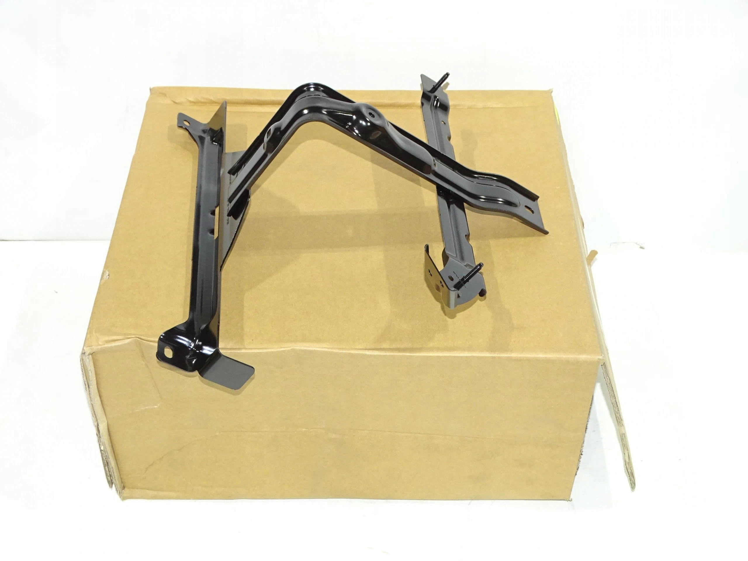 LR092940 - кронштейн держатель колеса Range ROVER VELAR