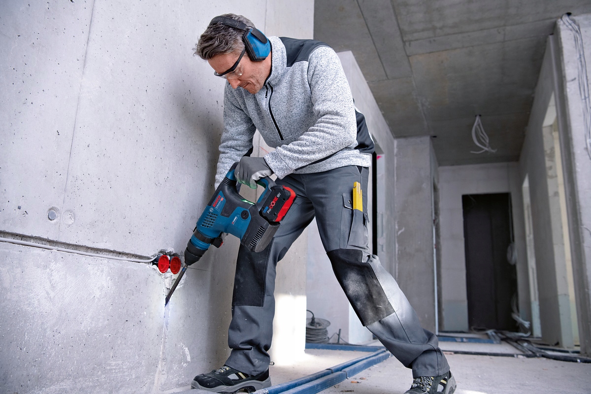 BOSCH GBH 18V-34 CF młotowiertarka młot 5,8J bez akumulatora Maksymalna moc 0 W