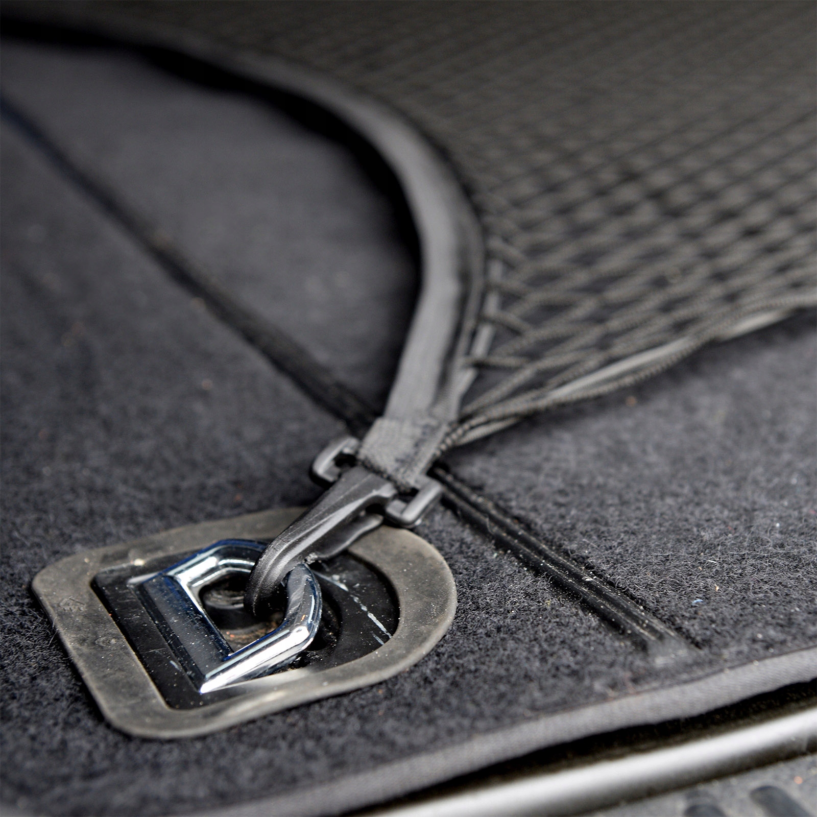 Pružná síť zavazadlového prostoru karoserie hatchbacku