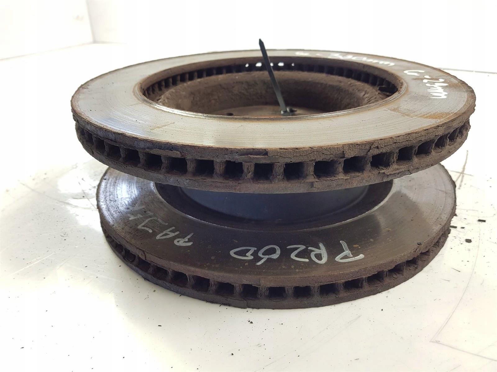 TARCZA HAMULCOWA PRZOD MITSHUBISHI PAJERO IV Part manufacturer Mitsubishi original OE