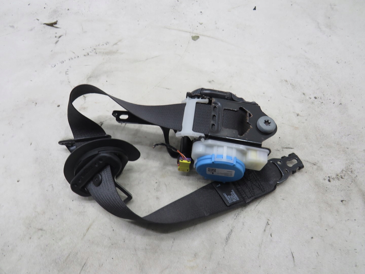 PAS NAPINACZ BEZPIECZENSTWA LEWY PRZOD INSIGNIA B