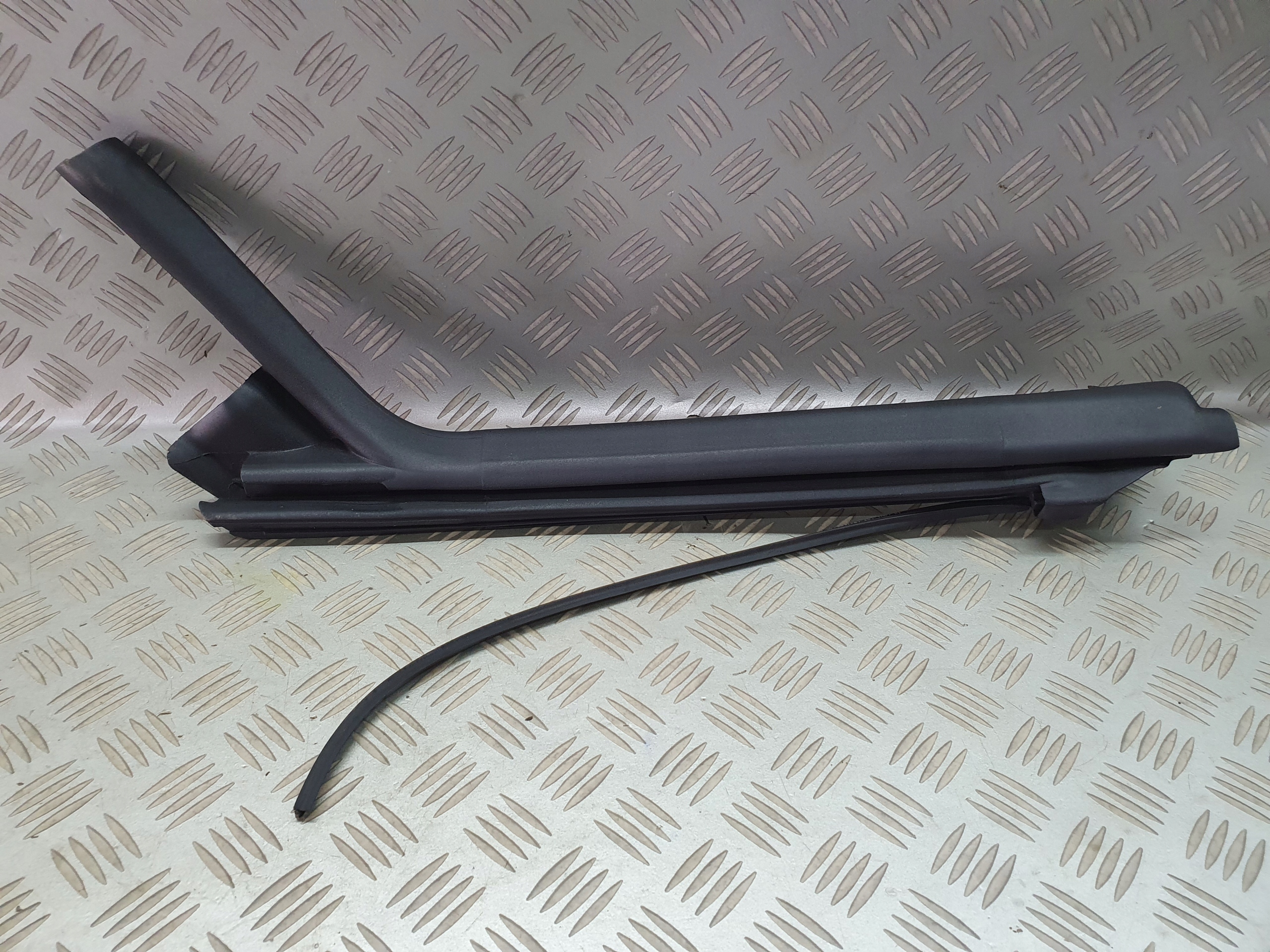 13370008 - ПРОКЛАДКА УЩІЛЬНЮВАЧА ПРАВОГО СКЛА OPEL CASCADA