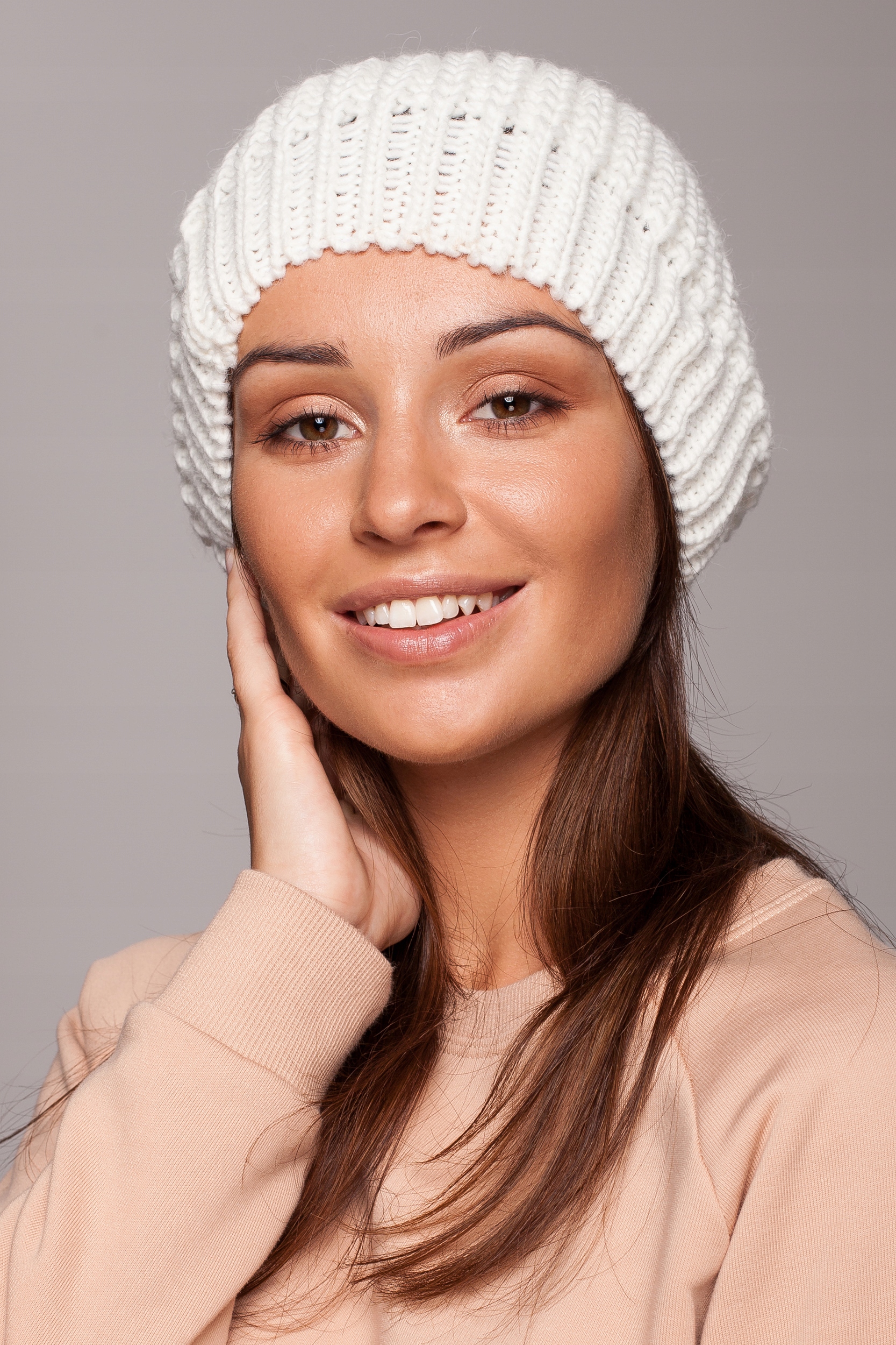 CZAPKA DAMSKA ELEGANCKI BERET CIEPŁY ECRU Kolor biały