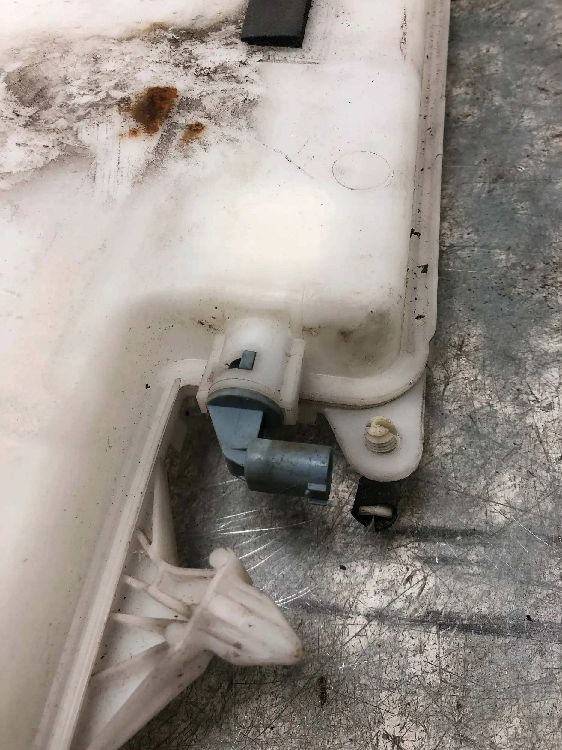 washer fluid tank BMW E87 7229535