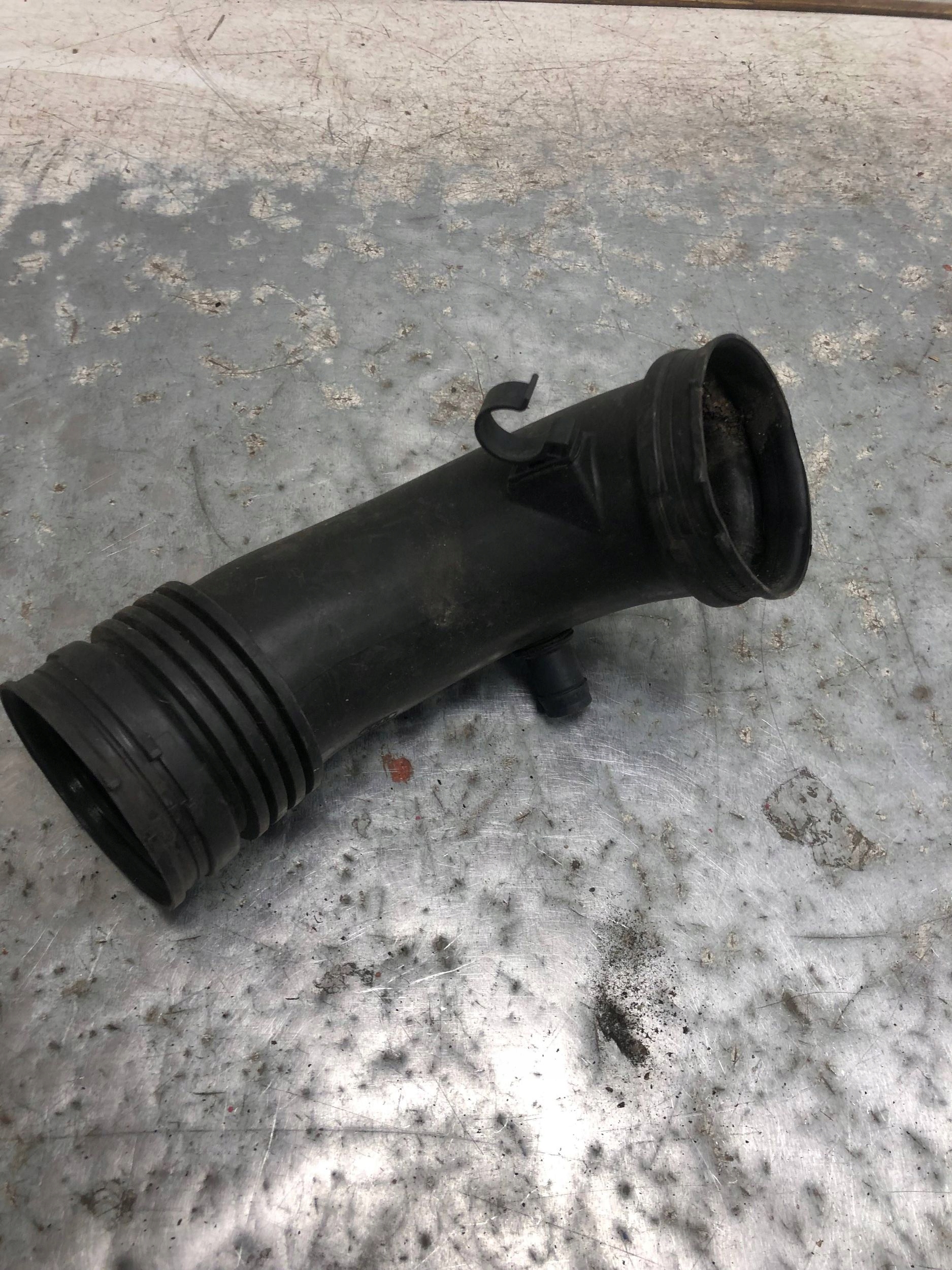 pipe air hose AUDI A5 8T 8T0129600