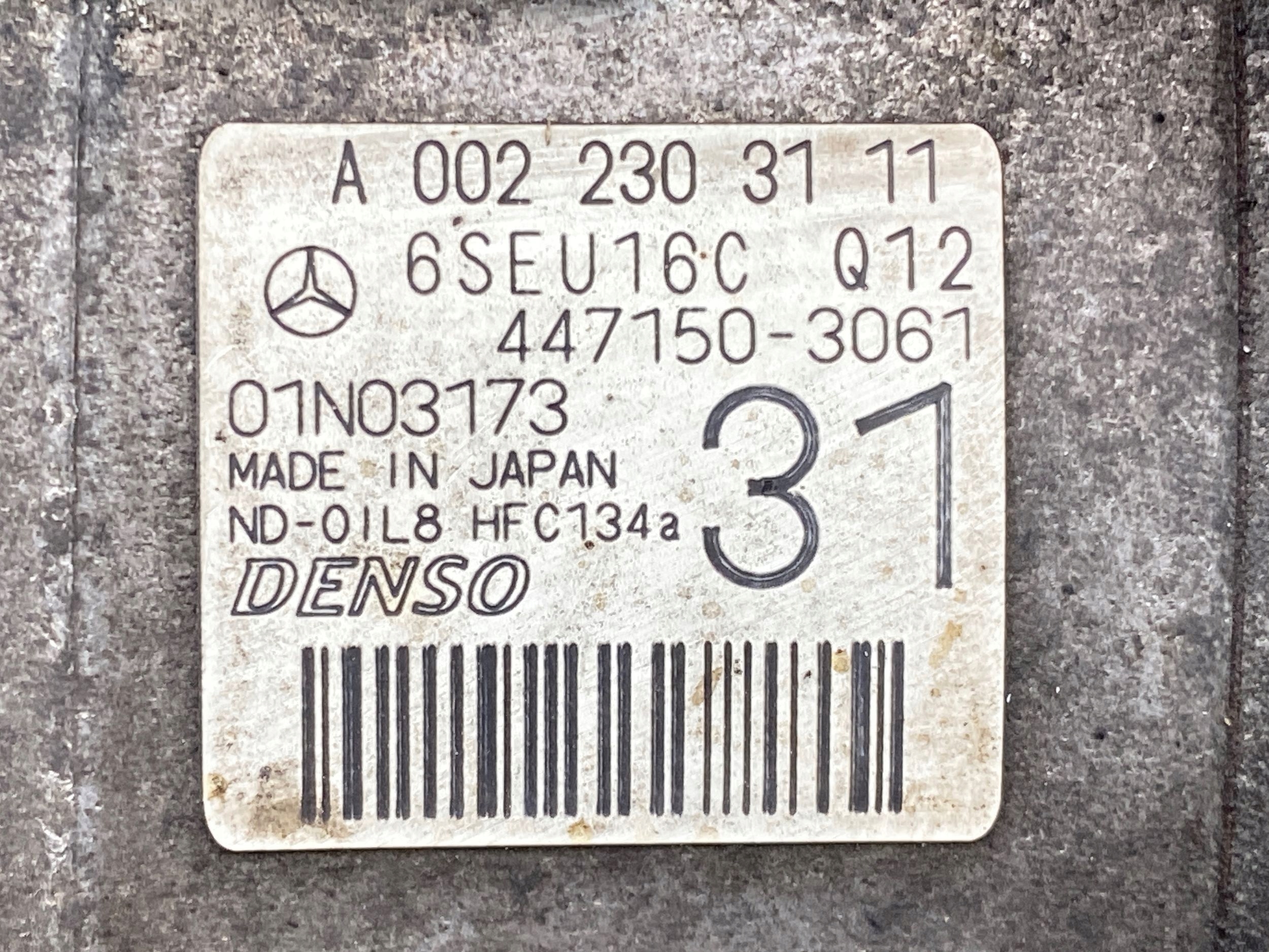 Mercedes E 220 W212 compressor; compressor of the air conditioning A0022303111