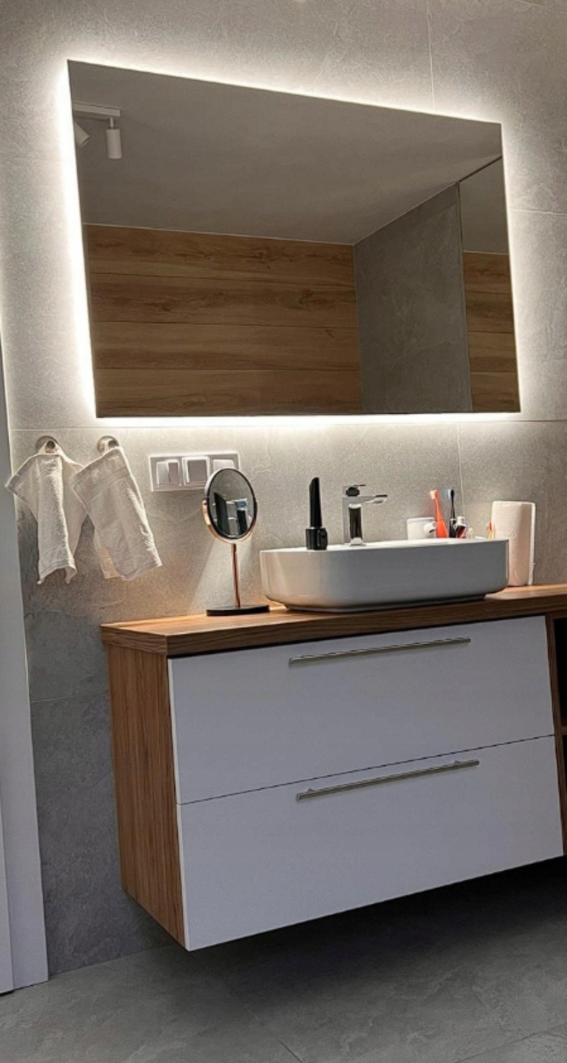 LUSTRO LED 80x70 cm ŁAZIENKOWE LEDOWE PODŚWIETLANE NOWOCZESNE FREESIA Szerokość 800 mm